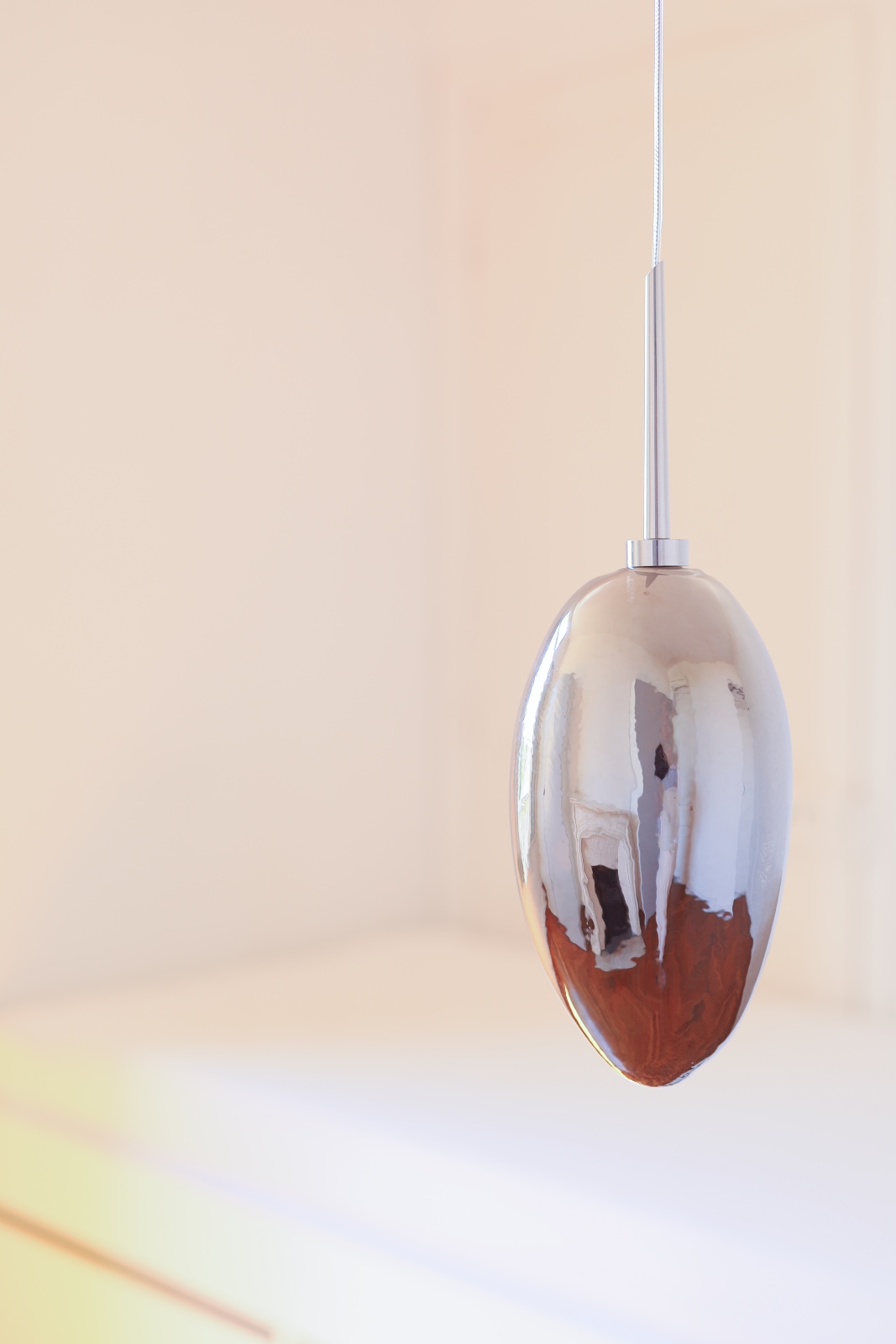 Bild 2: Chrom verspiegelt, ausgeschaltet Pendelleuchte GALET 01 mit golden und silbern verspiegeltem Glas: Chrom verspiegelt, ausgeschaltet