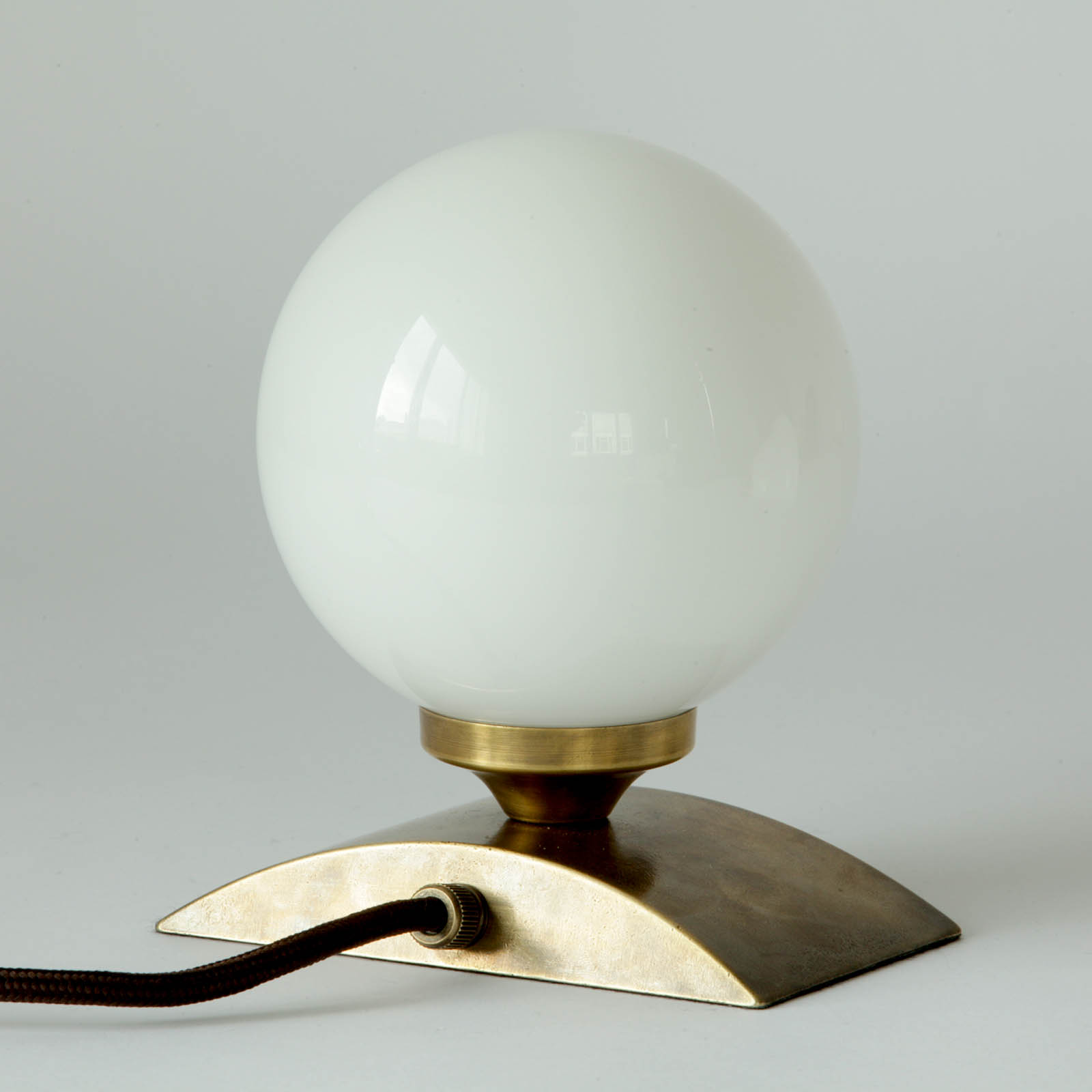Bild 4: Antik handpatiniert (Altmessing) Elegante Kugel-Tischleuchte aus Messing: Antik handpatiniert (Altmessing)