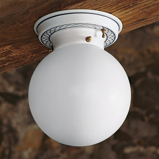 Fig. 2: Mit blauem, handbemaltem Dekor Italian Ceiling Fixture with Glass Ball on Porcelain Base Ø 20 cm: Mit blauem, handbemaltem Dekor