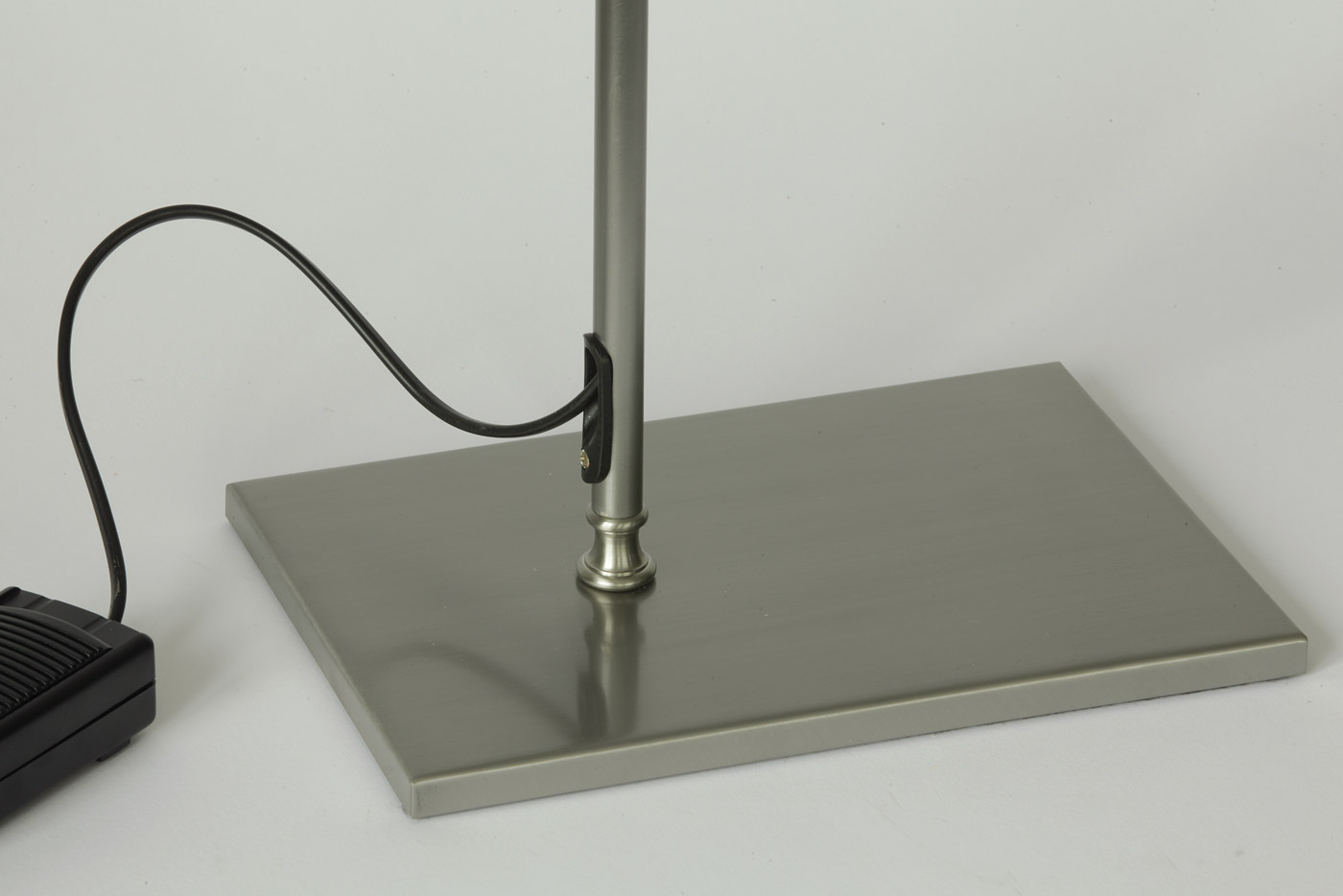 Bild 8: Rechteckige beschwerte Bodenplatte, Fußdimmer (18 Nickel matt) Messing-Stehleuchte mit Gelenk-Schwenkarm DERBY: Rechteckige beschwerte Bodenplatte, Fußdimmer (18 Nickel matt)
