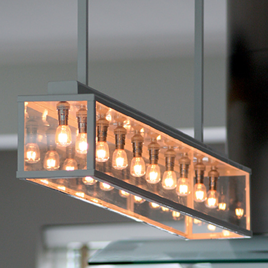 VITRINE PETIOT Kassetten-Hängeleuchte aus Messing VITRINE PETIOT Kassetten-Hängeleuchte aus Messing