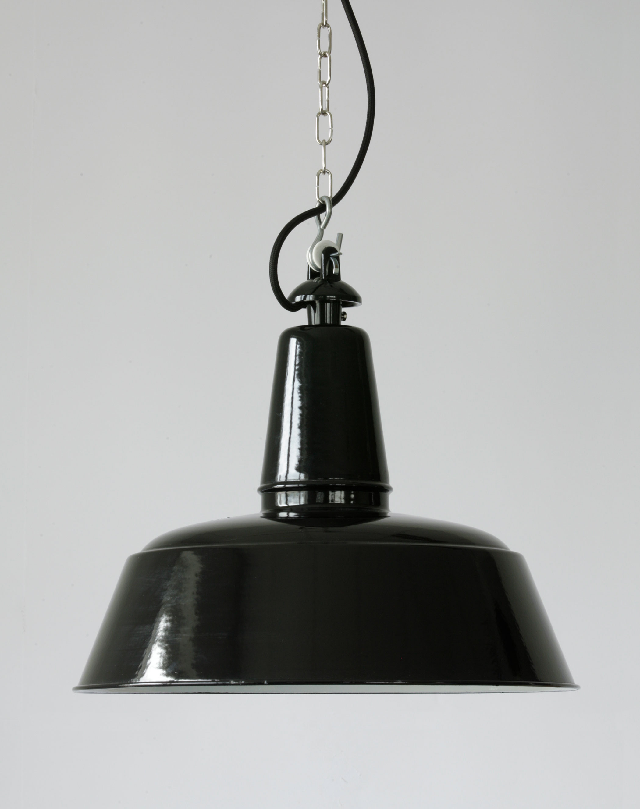 Bild 4: Vintage-Hängeleuchte mit Emaille-Schirm 400 mm, hier mit modernem Alugußkopf und Kettenaufhängung Einzelstücke mit antikem Emaille-Schirm: Hängeleuchte BERLIN 400 mm: Vintage-Hängeleuchte mit Emaille-Schirm 400 mm, hier mit modernem Alugußkopf und Kettenaufhängung