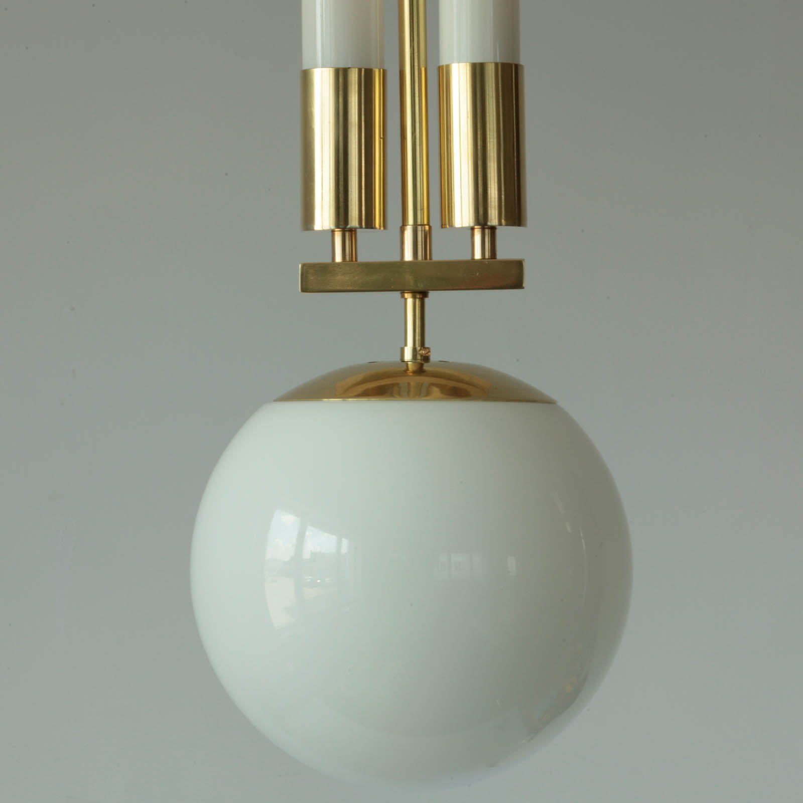 Extravagante Kugel-Hängeleuchte mit zwei Röhrenlampen im Art déco-Stil der 30er Jahre: Messing poliert unlackiert