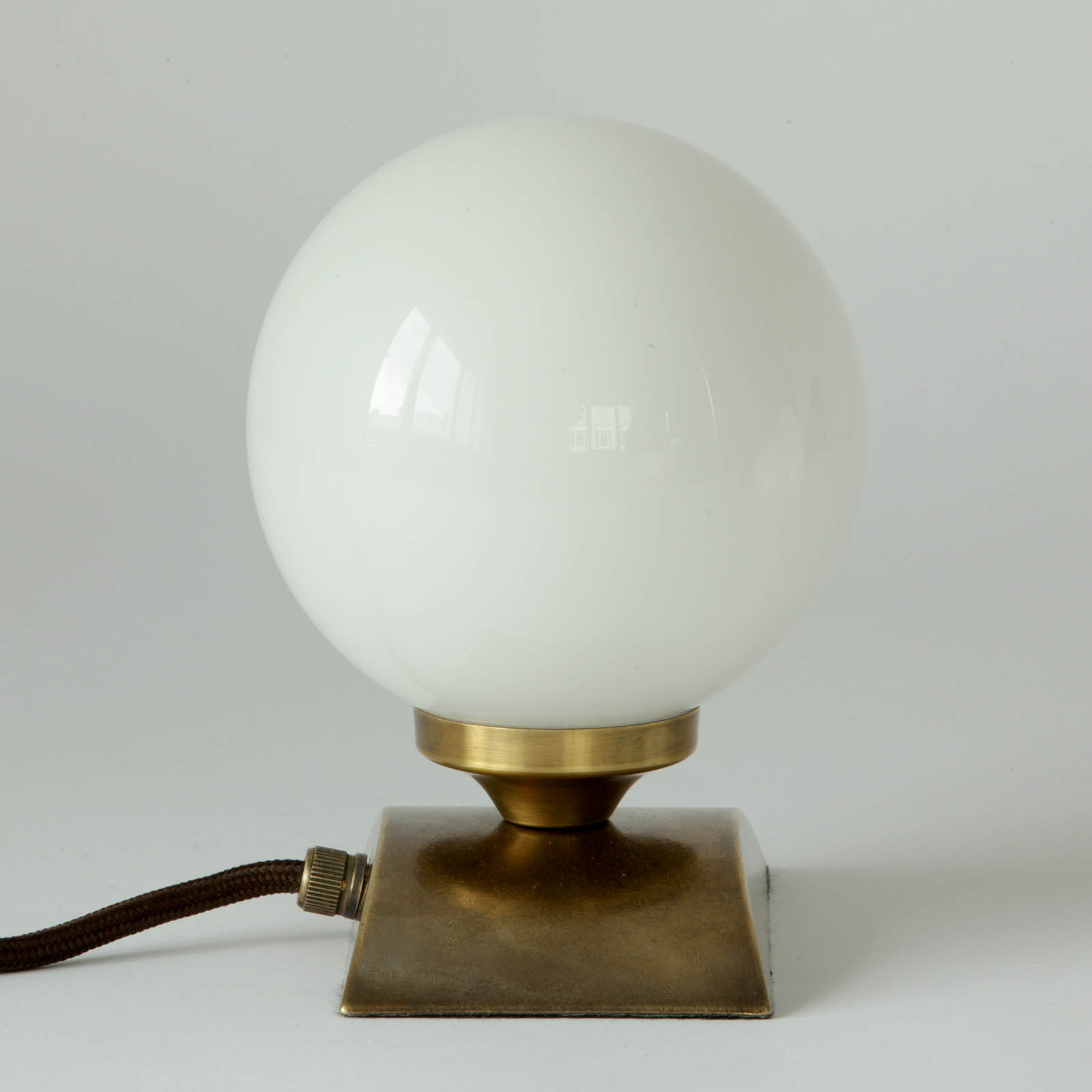 Bild 3: Antik handpatiniert (Altmessing) Elegante Kugel-Tischleuchte aus Messing: Antik handpatiniert (Altmessing)