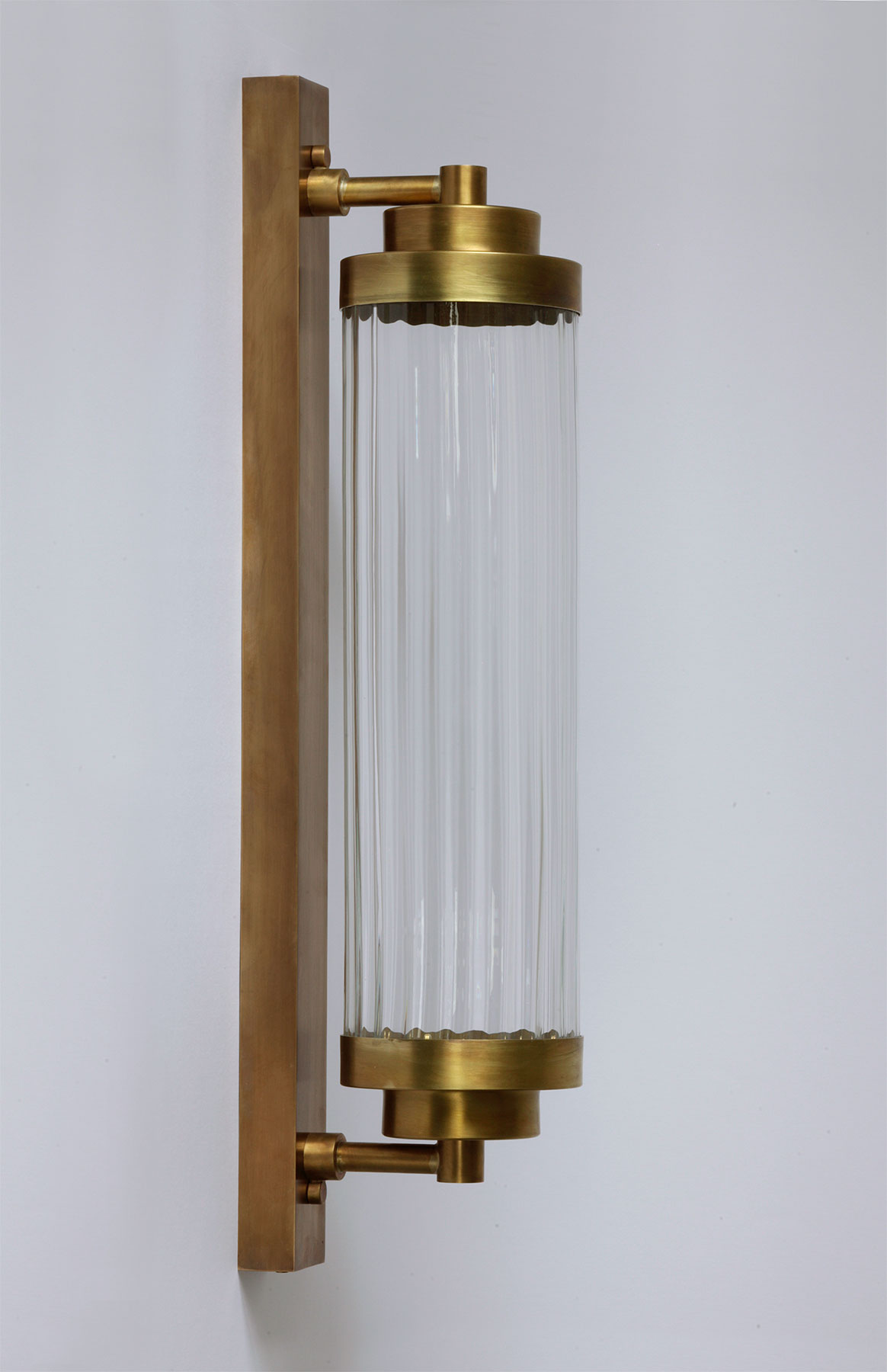 Art Déco-Säulen-Wandleuchte mit strukturiertem Glas-Zylinder A202: Art déco-Säulen-Wandleuchte „Pillar Wall light“ mit Glas-Zylinder, hier: Messing hell brüniert