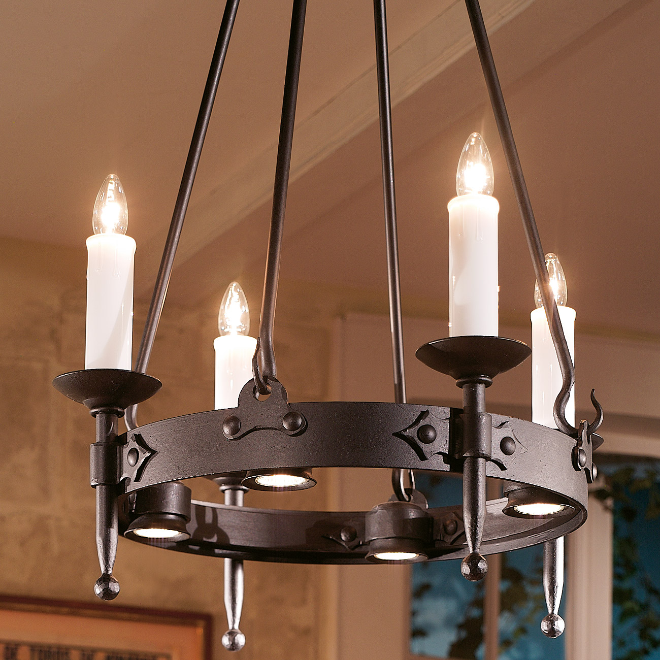 Geschmiedeter Kerzen-Leuchter mit Strahlern nach unten Geschmiedeter Kerzen-Leuchter mit Strahlern nach unten