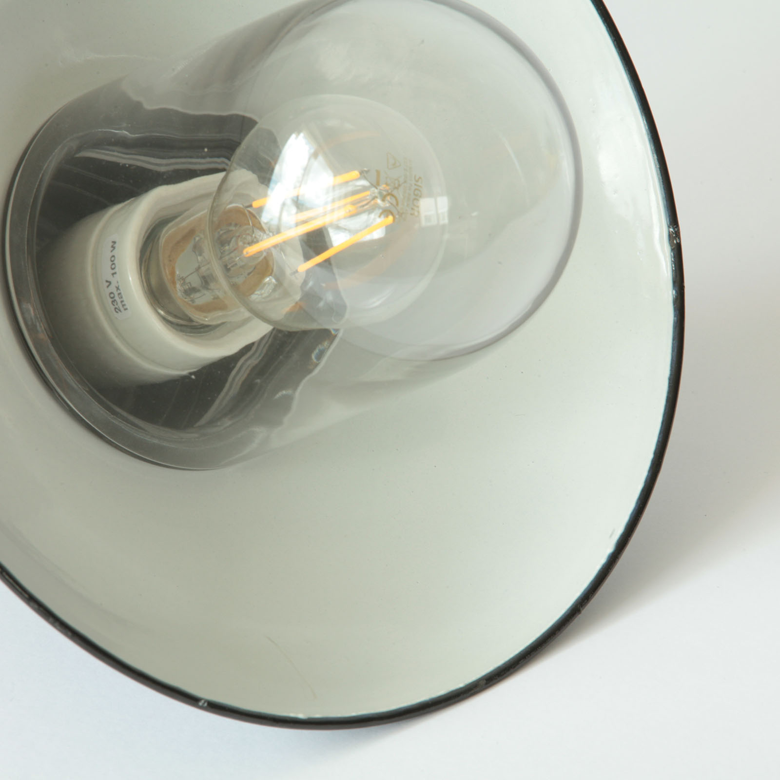 Fig. 5: Die emaillierten Schirme sind Einzelstücke mit Gebrauchs- und Lagerspuren Unique Pieces with Antique Enamel Shades: Mainz Pendant Lamp 260 mm: Die emaillierten Schirme sind Einzelstücke mit Gebrauchs- und Lagerspuren
