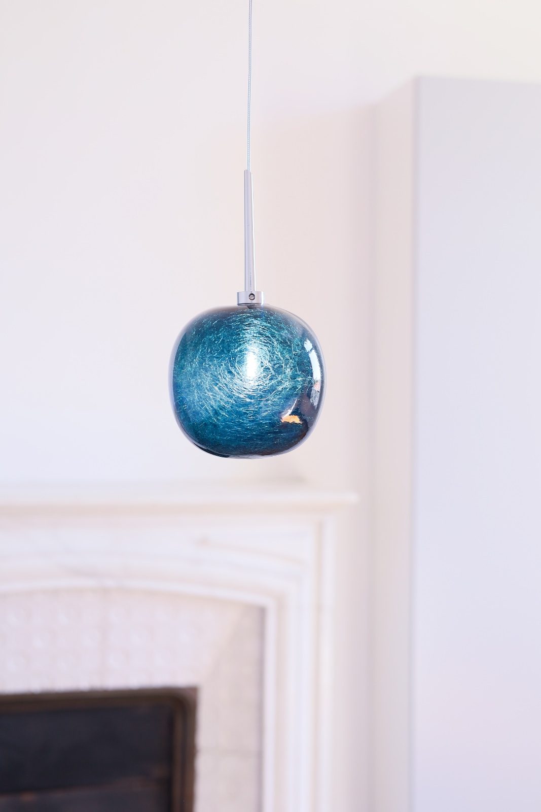 Kleine Hängeleuchte GALET mit bunter Glaskugel, drei Farben, Bild 9 Kleine Hängeleuchte GALET mit bunter Glaskugel, drei Farben, Bild 9
