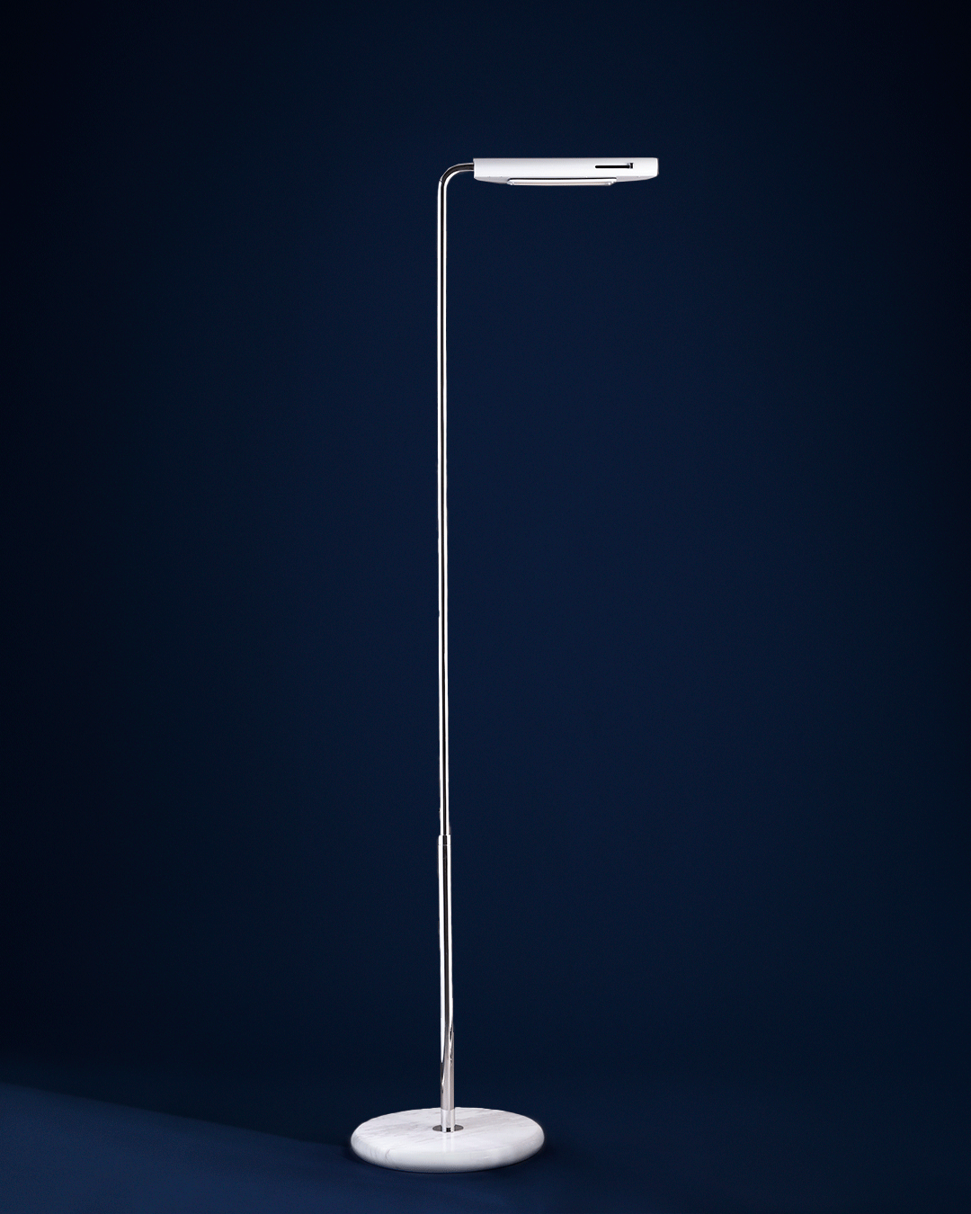 Ikonische 70er Jahre Stehleuchte MEZZALUNA: Der Reflektor lässt sich seitlich schwenken und um 360° drehen. 