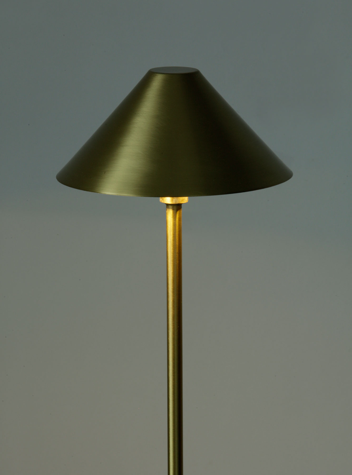 Schlanke Schirm-Stehlampe aus Messing: Kleiner Messing-Schirm mit 15 cm Durchmesser (hier 13 Messing satiniert)