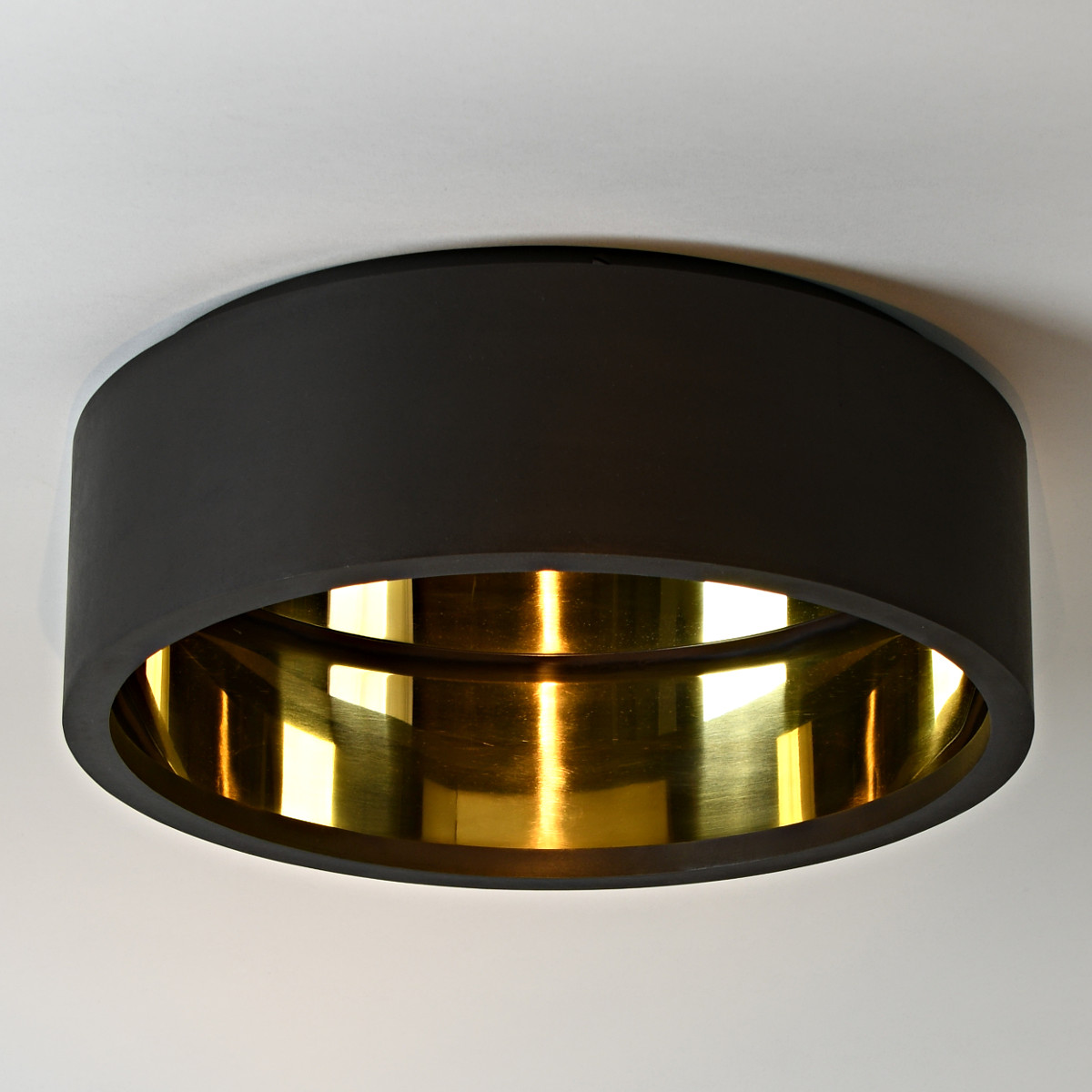 Ring-Deckenleuchte ECLIPSE, Messing, innen reflektierend poliert, Ø 40–100 cm: Einzigartige Ring-Deckenleuchte mit innnen reflektierendem LED-Streifen, außen bronze dunkel, innen glänzend