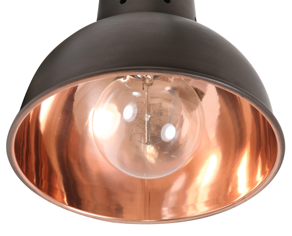 Kleine Stall-Lampe mit Porzellanhalter, Kupfer: Detail des innen verkupferten Schirms, hier mit „Globe“-Glühbirne fotografiert