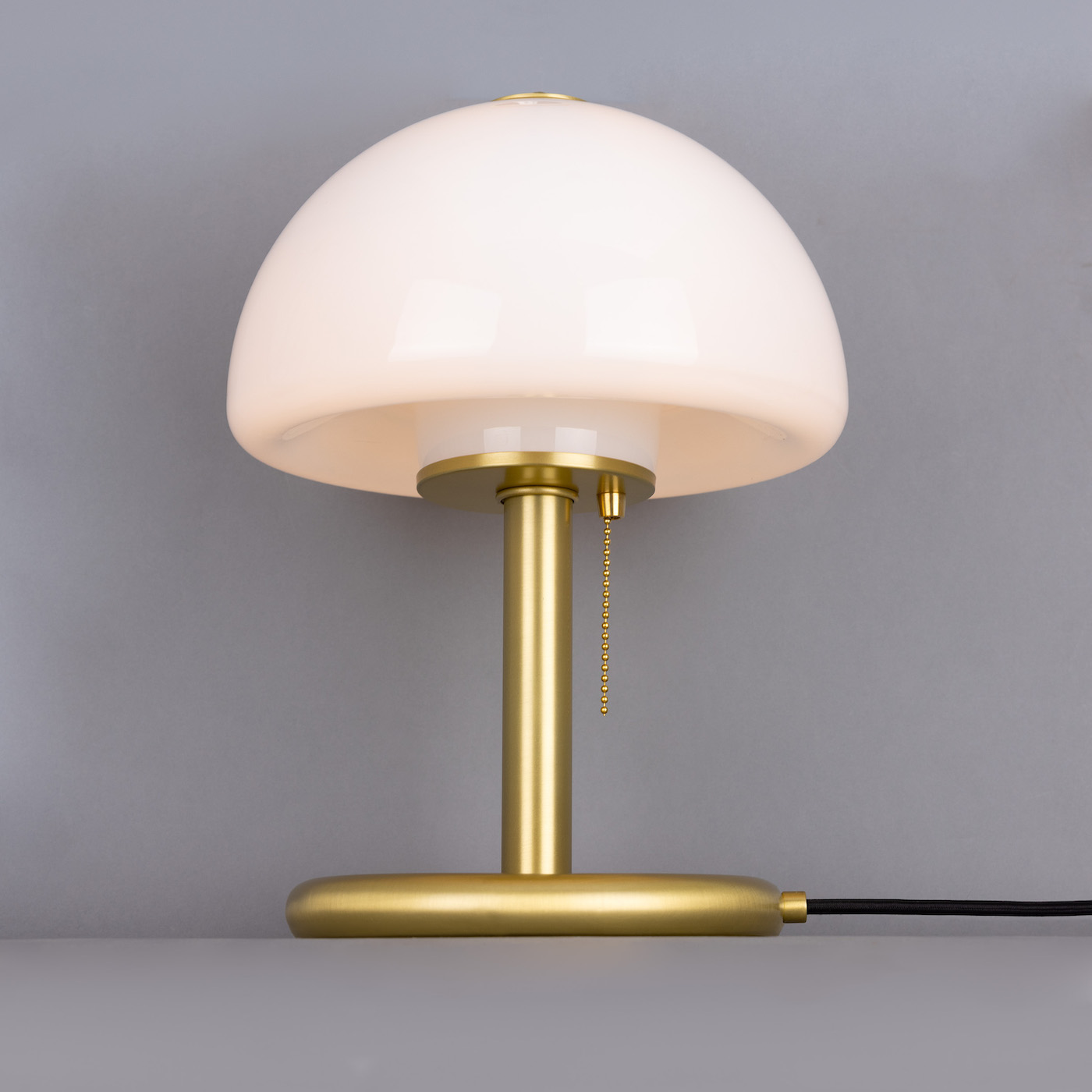Kleine Design-Tischleuchte „Pilz“ mit schönem Opalglasschirm und Zugschalter: Der opale Glasschirm ist nach unten hin geschlossen