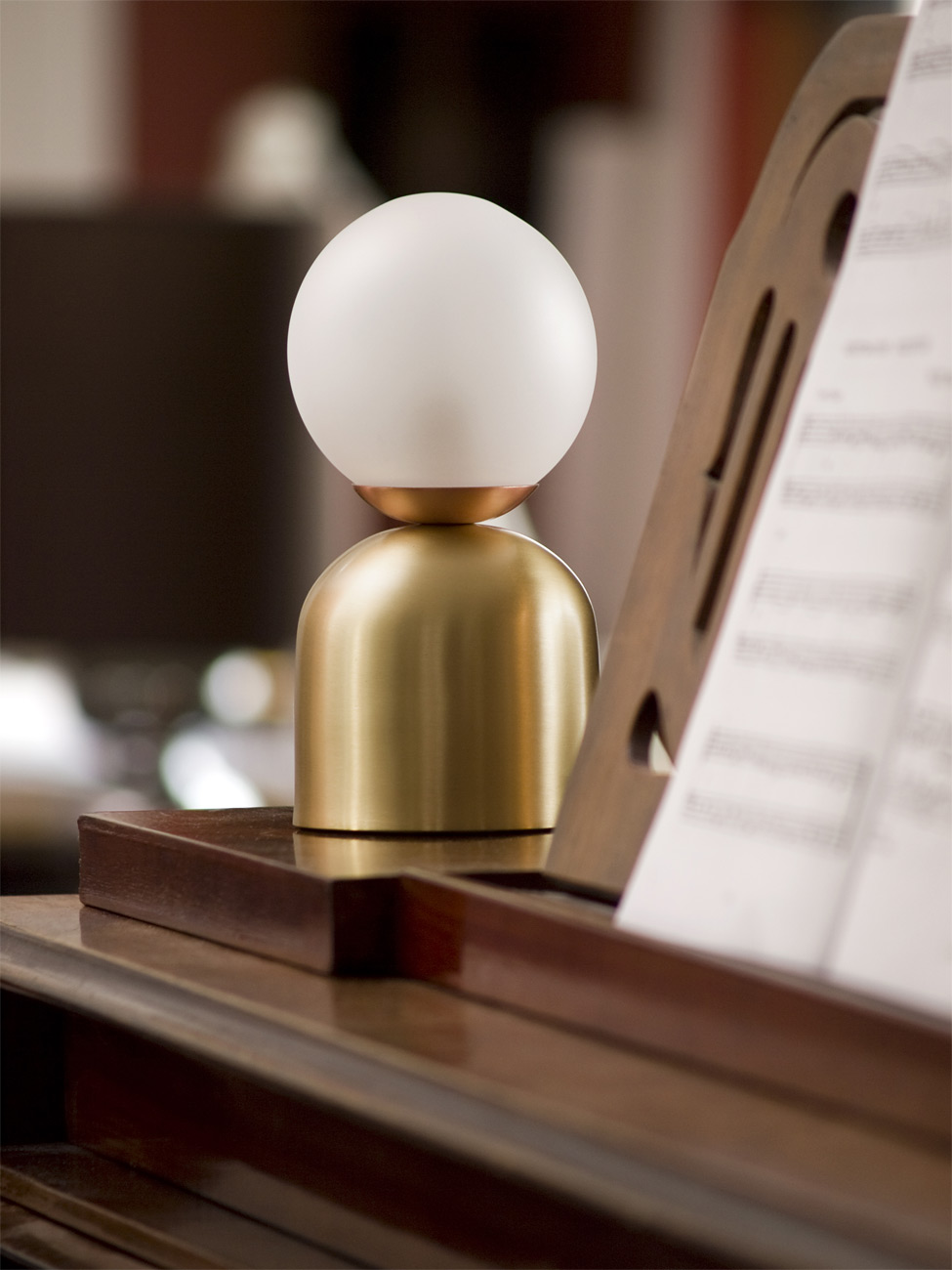 Handgefertigte, kleine Design-Tischleuchte mit Glaskugel, Bild 5 Handgefertigte, kleine Design-Tischleuchte mit Glaskugel, Bild 5