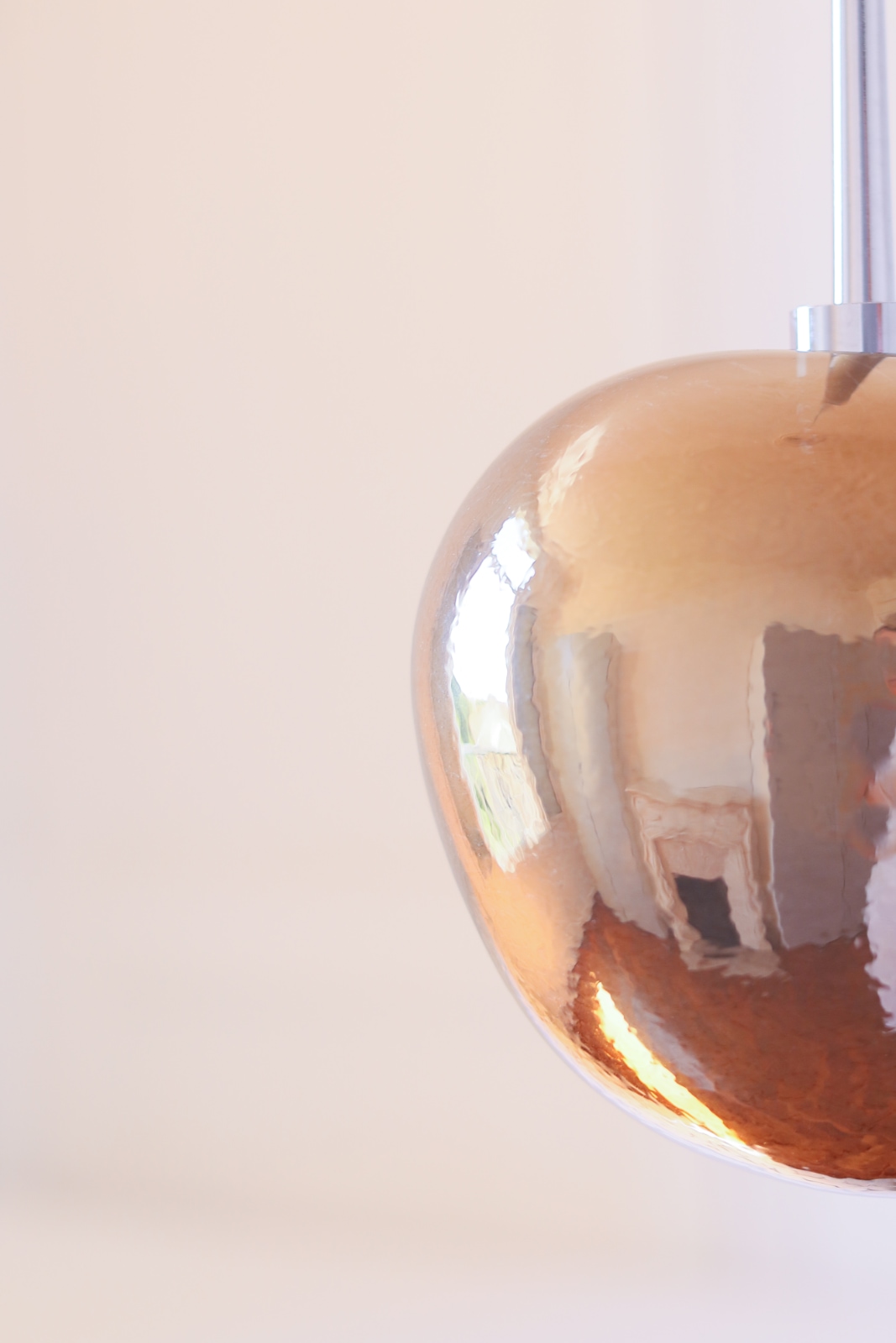 Fig. 2: Das goldenen Modell, ausgeschaltet Glänzendes Silber oder Gold: Glas-Hängeleuchte GALET in drei Größen: Das goldenen Modell, ausgeschaltet