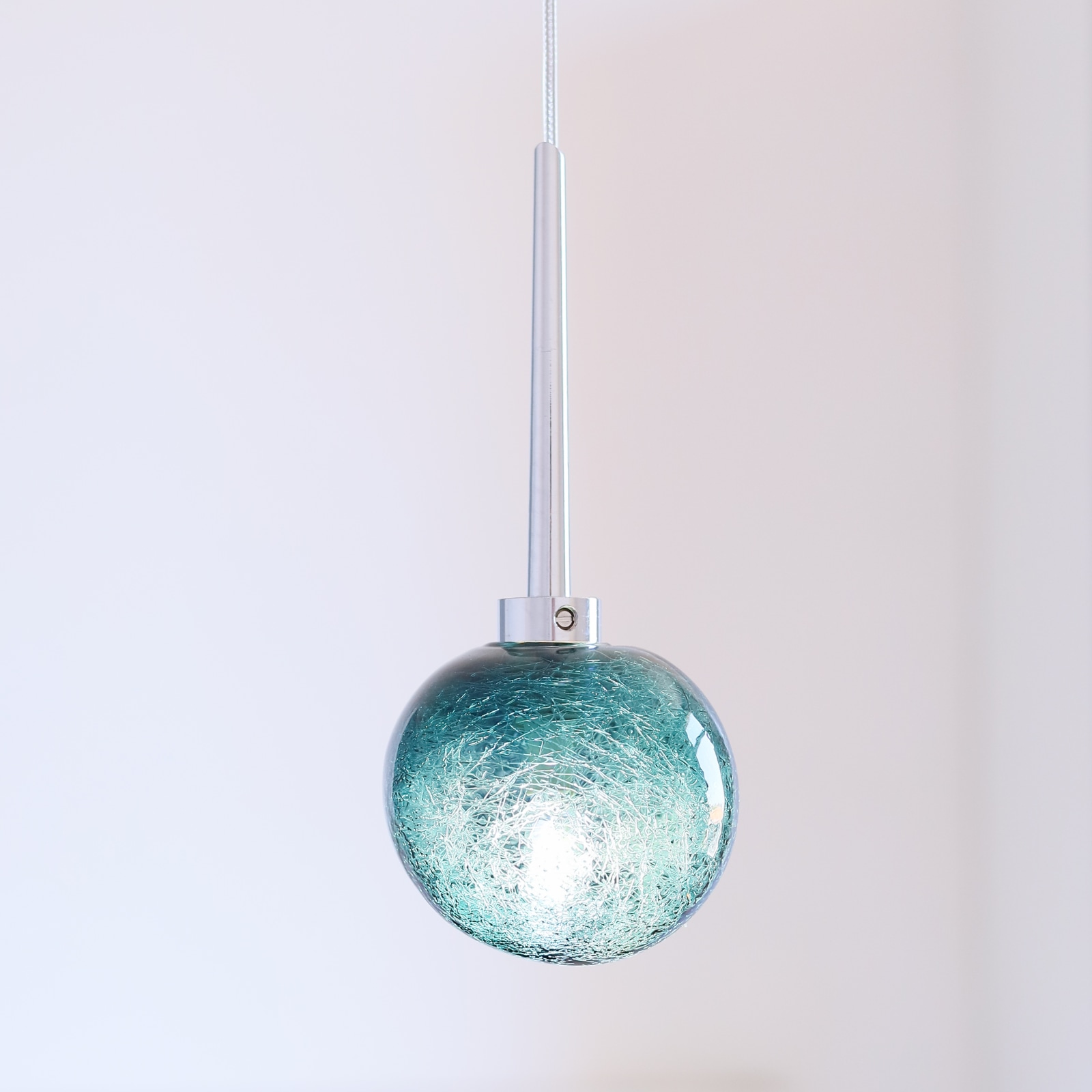 Kleine Hängeleuchte GALET mit bunter Glaskugel, drei Farben, Bild 14 Kleine Hängeleuchte GALET mit bunter Glaskugel, drei Farben, Bild 14