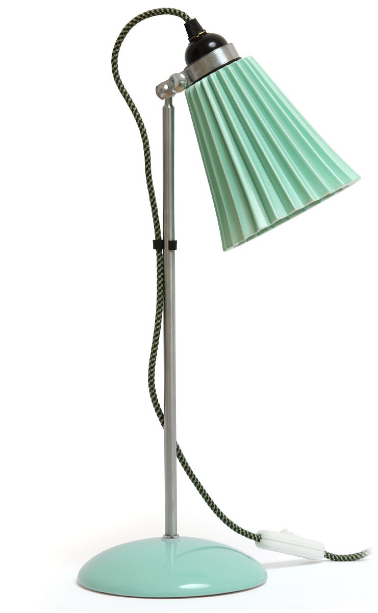 Charmante Nachttischlampe aus Porzellan HECTOR PLEAT: Die Tischlampe mit charmantem, grünen Porzellanschirm in ausgeschaltetem...