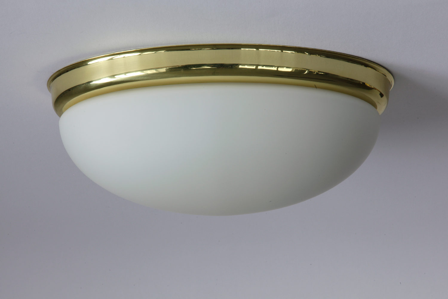 Ovale Glas-Deckenleuchte ALVA mit Zierblende: Ovale Deckenleuchte Größe S, Länge 27 cm, mit Messing-Zierblende