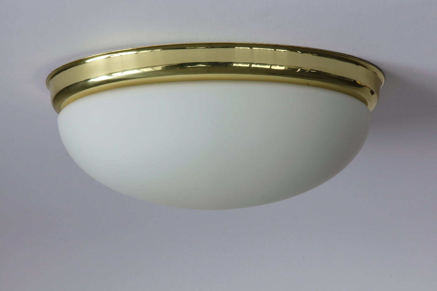 Bild 2: Ovale Deckenleuchte Größe S, Länge 27 cm, mit Messing-Zierblende Ovale Glas-Deckenleuchte ALVA mit Zierblende: Ovale Deckenleuchte Größe S, Länge 27 cm, mit Messing-Zierblende