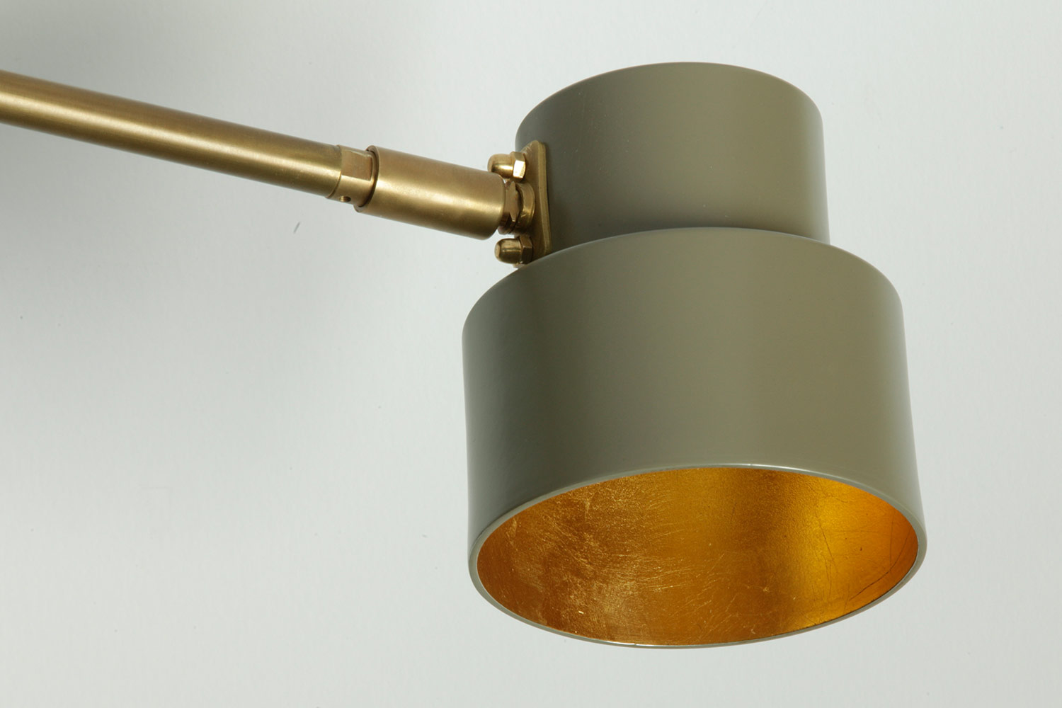 Klassisch-moderner 6-armiger Messing-Leuchter aus Italien: Schirm des kleinen Modells Ø 10 cm in beige-grau (RAL 7006) mit Innenseite in Blattgold