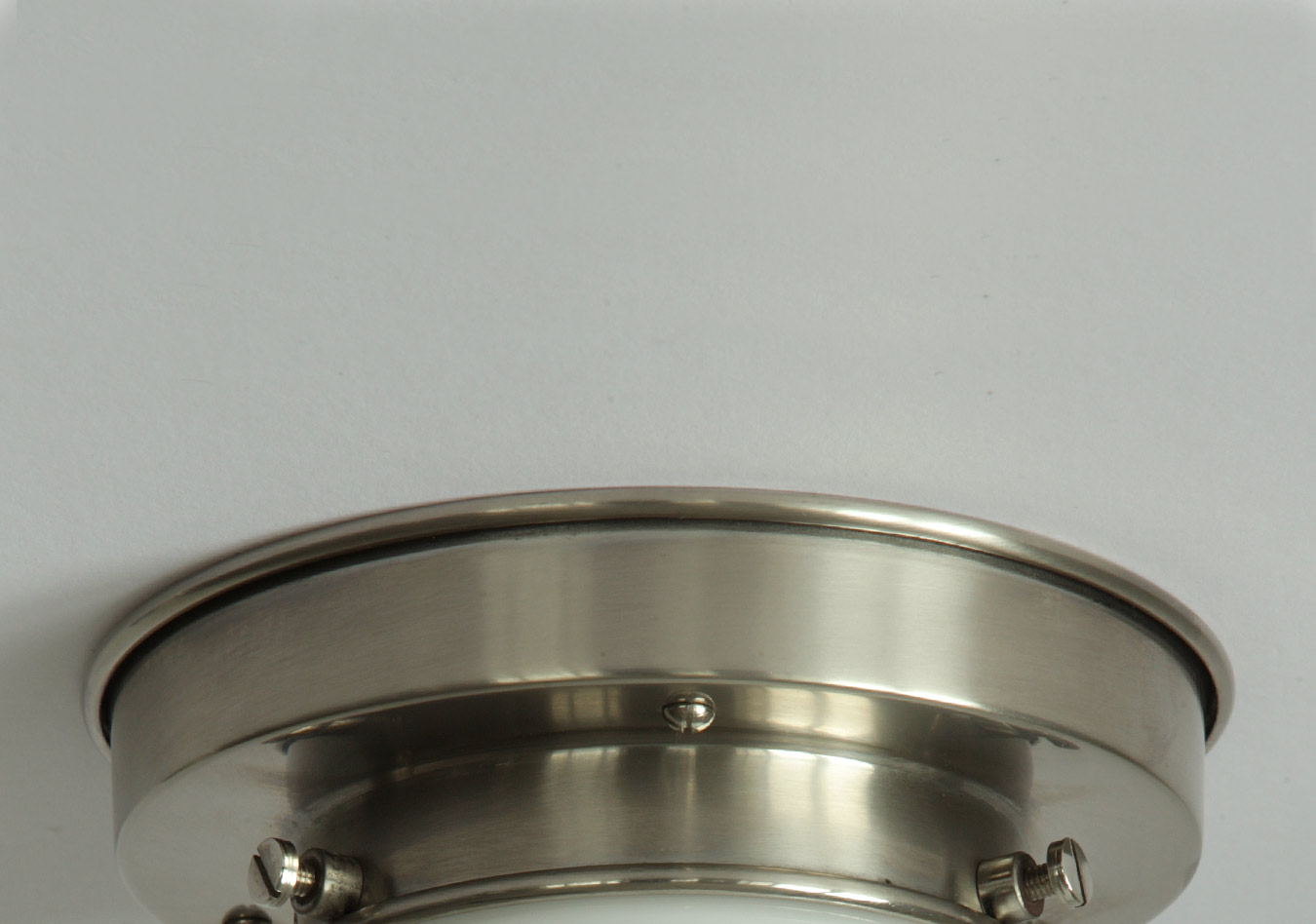 Diskus-Deckenlampe mit spitzem Art déco-Opalglas Ø 30/50 cm: Deckenteil des kleinen Modells, Messing matt vernickelt