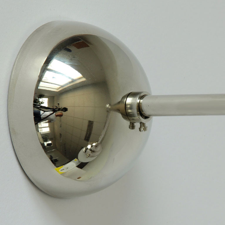 Jugendstil-Wandlampe mit satinierten Schliff-Spitzglas: Wandteil (rund, Modell 1) in Messing glänzend vernickelt
