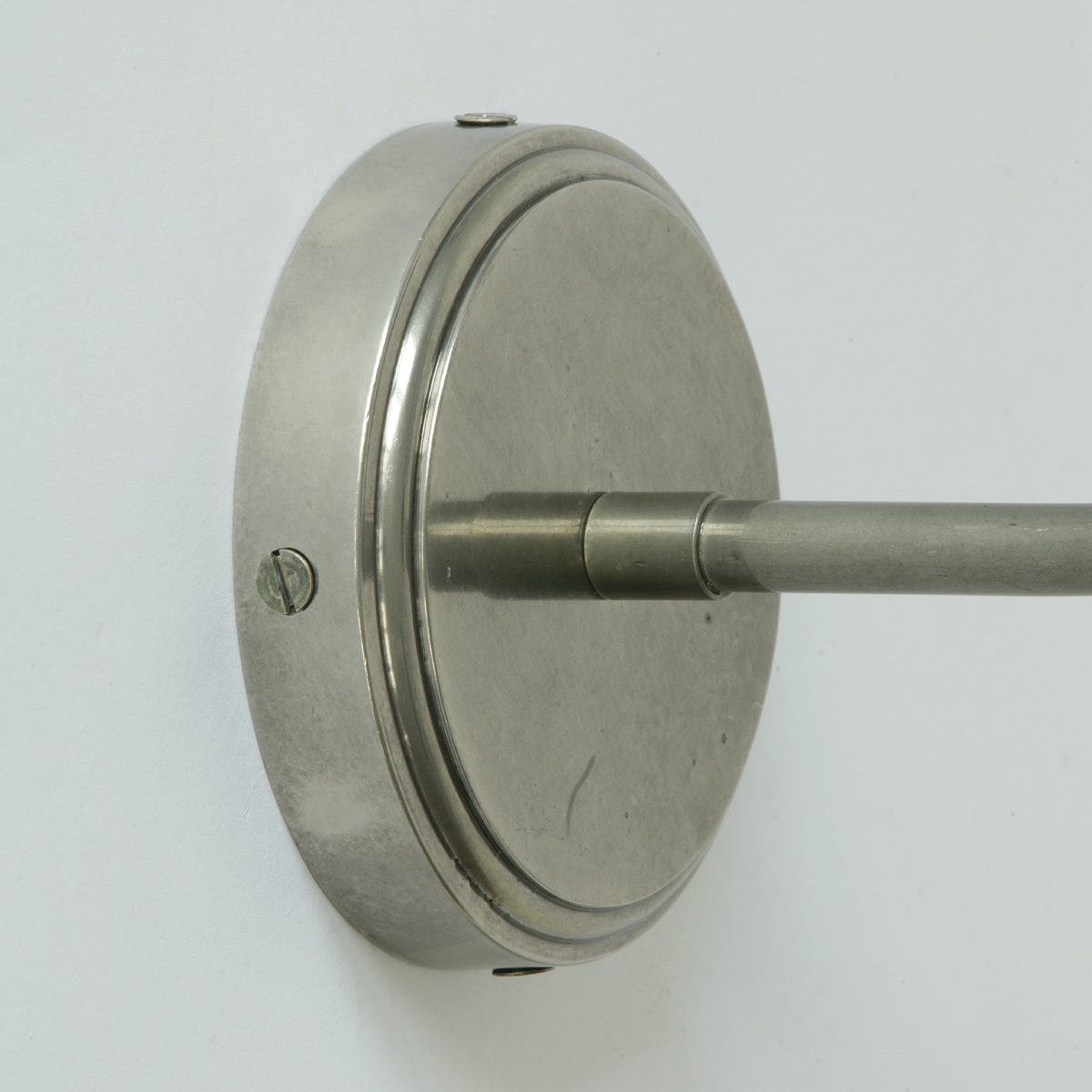 Bild 8: Auch die Wandhalterung (hier in „Messing alt-silbern patiniert“) hat die Schutzart IP65 Schwanenhals-Wandlampe mit abgestuftem Glasschirm, IP65: Auch die Wandhalterung (hier in „Messing alt-silbern patiniert“) hat die Schutzart IP65