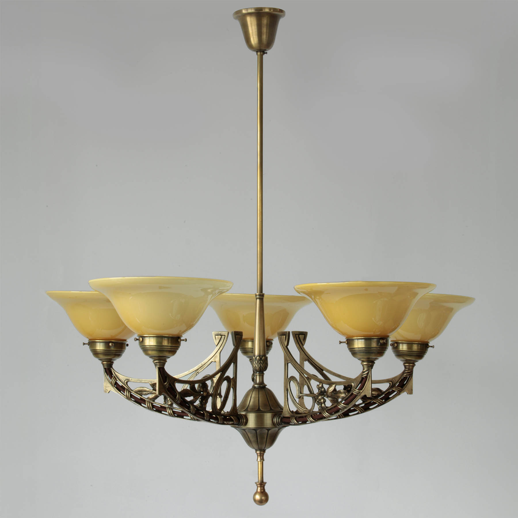 5-armiger Jugendstil-Leuchter mit nach oben gerichteten Glasschalen: Antik handpatiniert (Altmessing) und Opalglas „Crème“