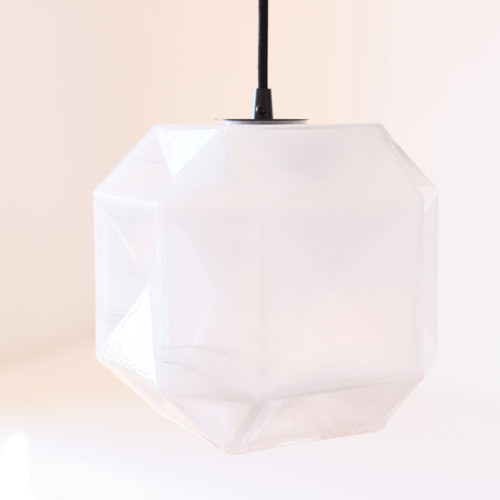 Kleine Würfel-Hängeleuchte aus marmoriertem Strukturglas   Kleine Würfel-Hängeleuchte aus marmoriertem Strukturglas