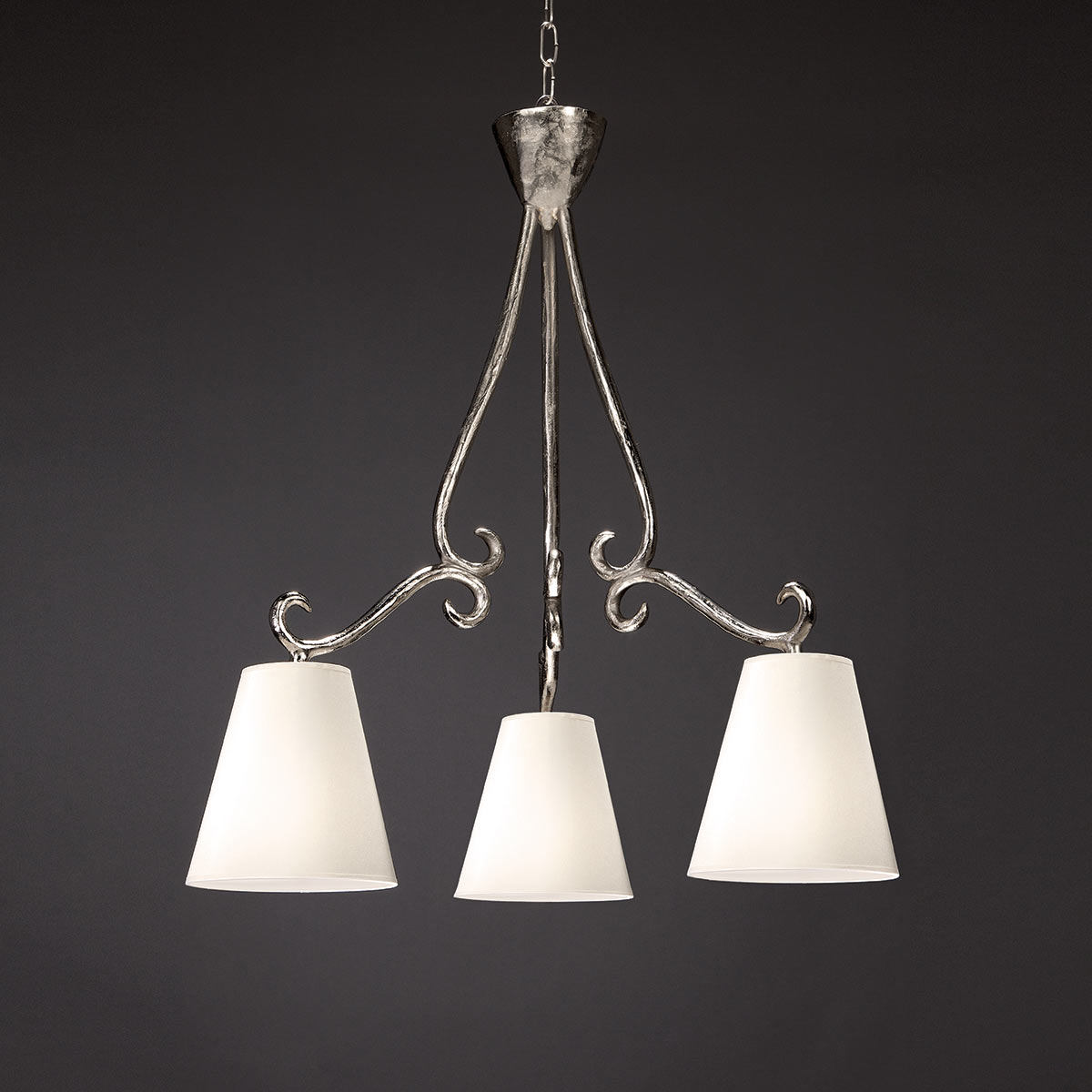 Bild 5: Bronze vernickelt Bronzeguss-Deckenleuchte VOLUTE mit drei Textilschirmen: Bronze vernickelt