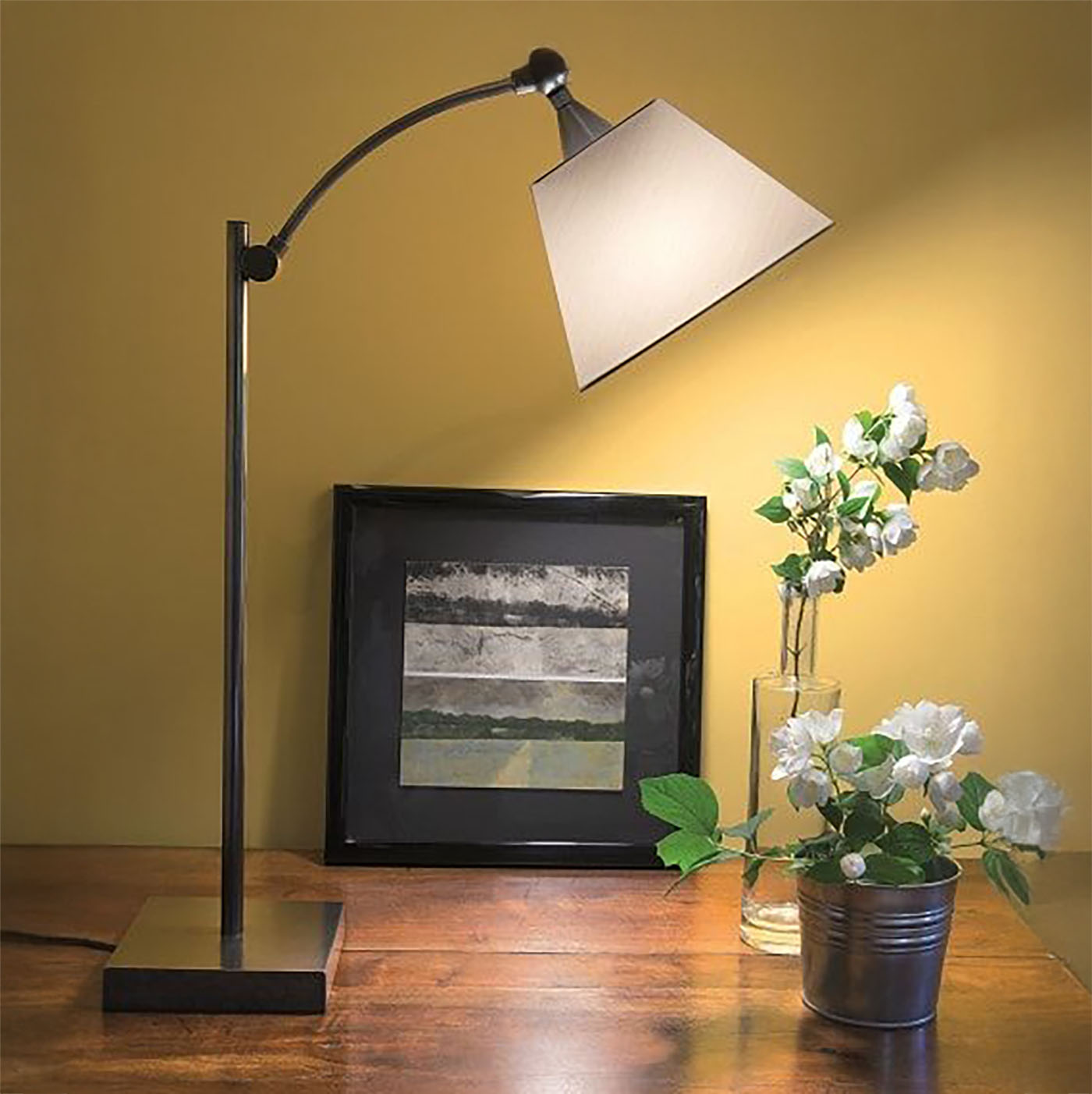 Ausleger-Tischleuchte aus Messing mit Stoffschirm L116: mit schwenkbarem Arm