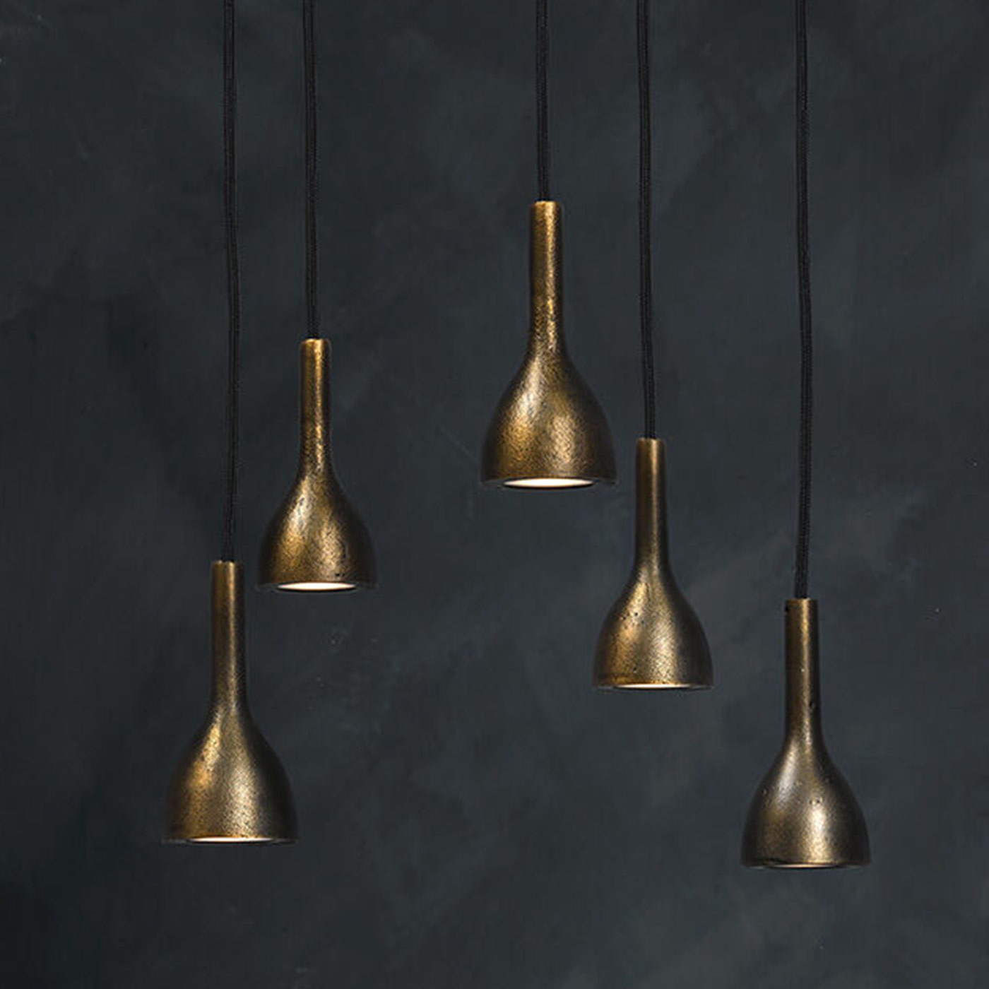 Kaskaden-Gruppe mit fünf patinierten Strahler-Hängeleuchten TULIP