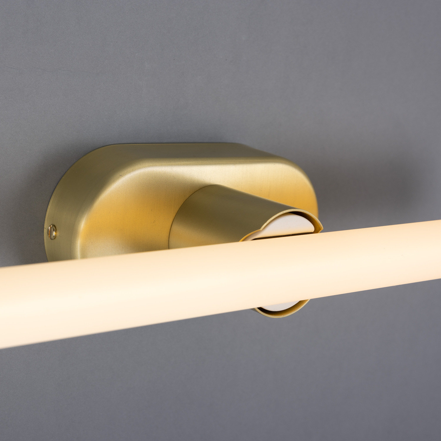 Minimalistische Wand- oder Spiegelleuchte aus Messing: Messing satiniert