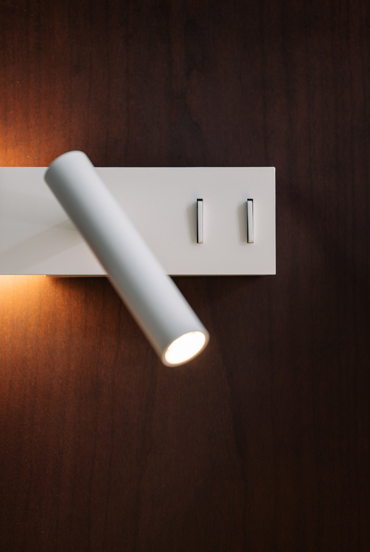 Schwenkbare Schlafzimmerleuchte FIT mit Hintergrundbeleuchtung: ©David Pillet