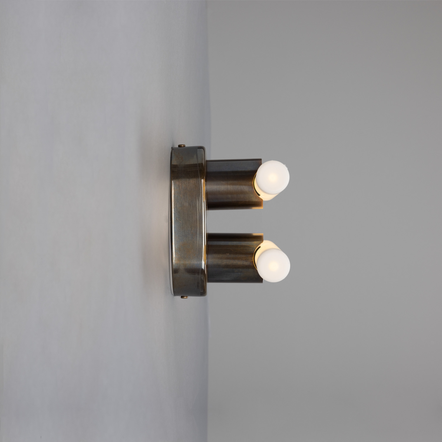 Double Brass Wall or Mirror Light: Alt-Messing patiniert