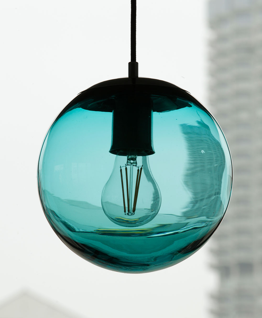 Bunt gefärbte Glaskugel-Leuchte, div. Glas-Farben, Ø 22 cm: Türkis-blau gefärbte Glas-Kugel-Hängeleuchte