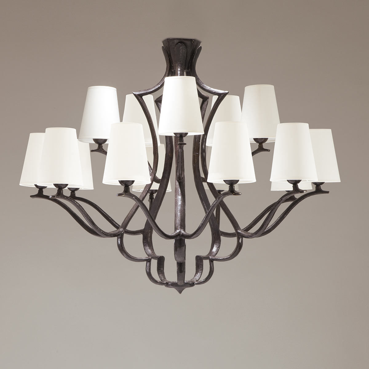 15-flammiger Bronze-Kronleuchter QUINZE mit Textilschirmen (Ø 108 cm) 15-flammiger Bronze-Kronleuchter QUINZE mit Textilschirmen (Ø 108 cm)