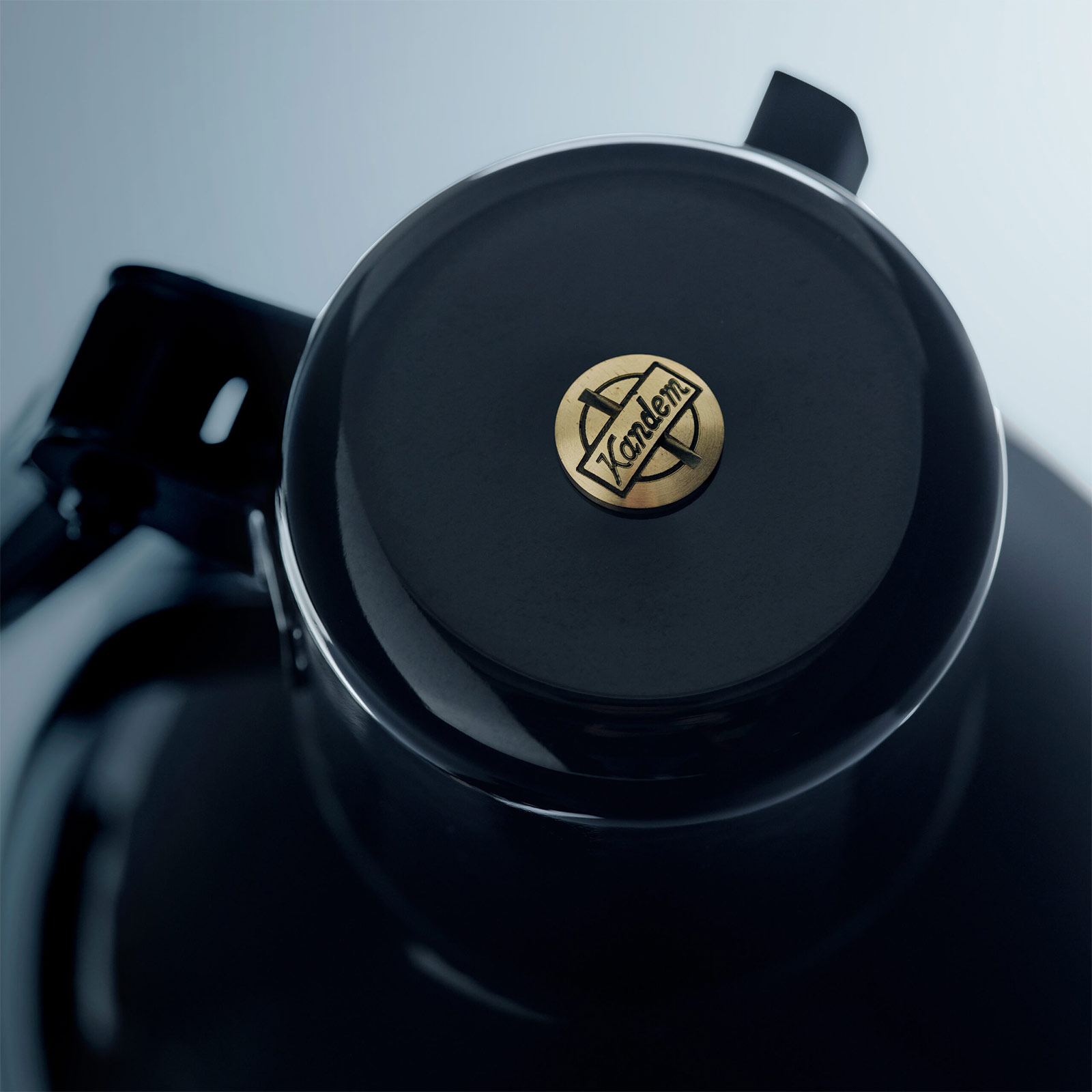 Bild 5: Typischer Dreh-Knopf am Fassungs-Dom – Ein- und Ausschalten mit „Klack“ Bauhaus-Stehleuchte Modell 967-S: Typischer Dreh-Knopf am Fassungs-Dom – Ein- und Ausschalten mit „Klack“