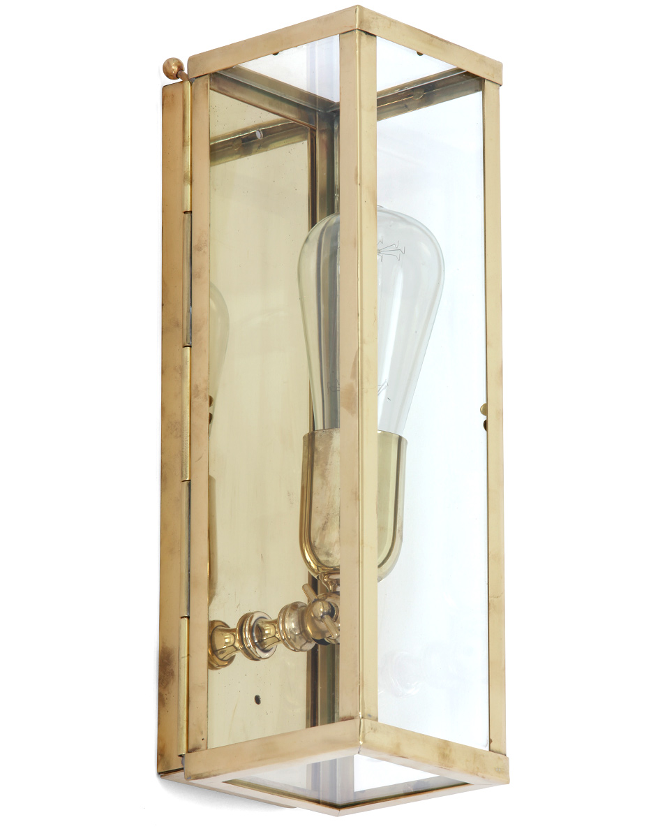 VITRINE Schmale Kassetten-Wandleuchte aus Messing VITRINE Schmale Kassetten-Wandleuchte aus Messing