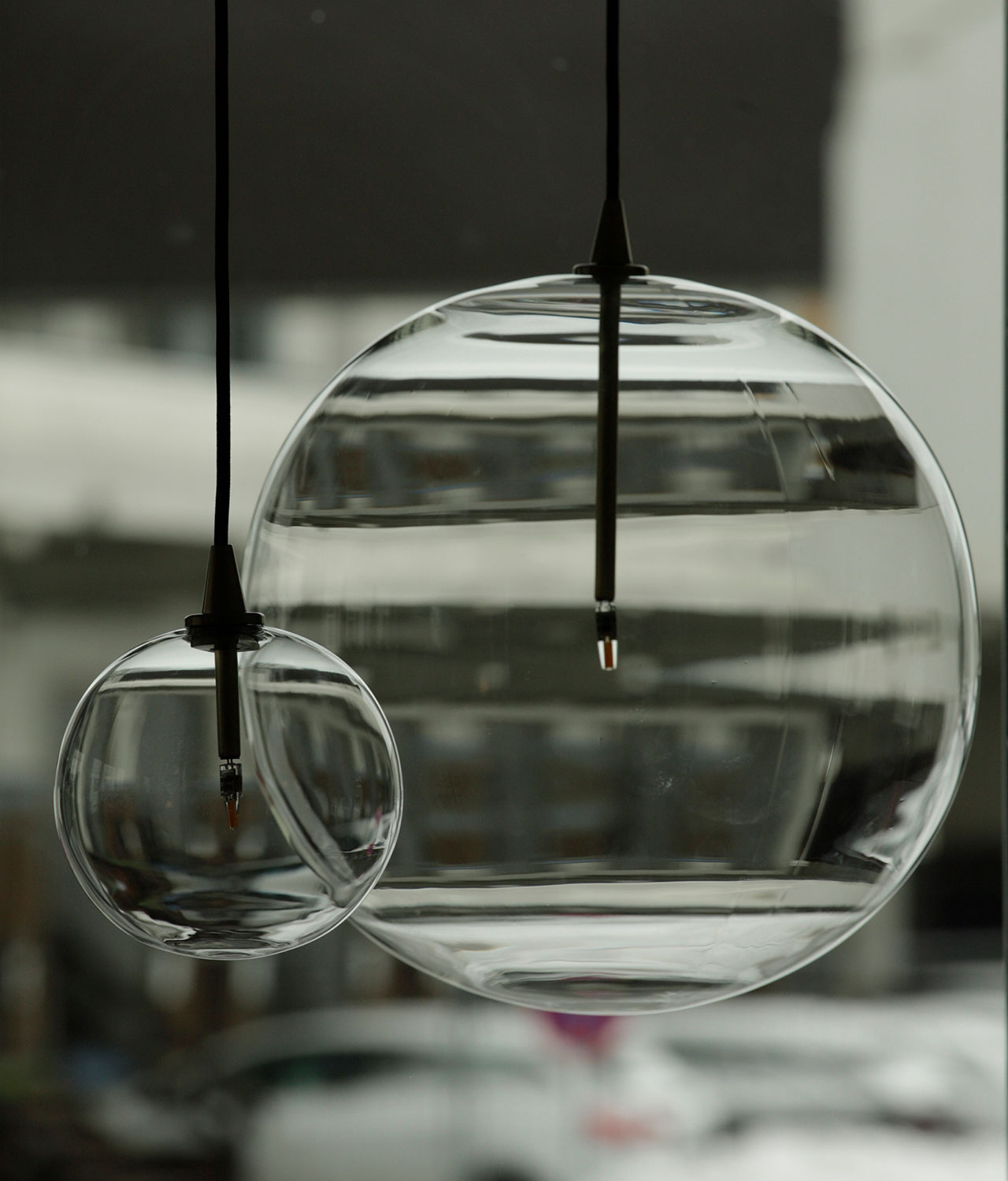 Kleine moderne Glaskugel-Hängeleuchte, Ø 15 cm: Die kleine Hängeleuchte mit 15 cm Durchmesser (dahinter das ebenfalls erhältiche 35 cm-Modell)