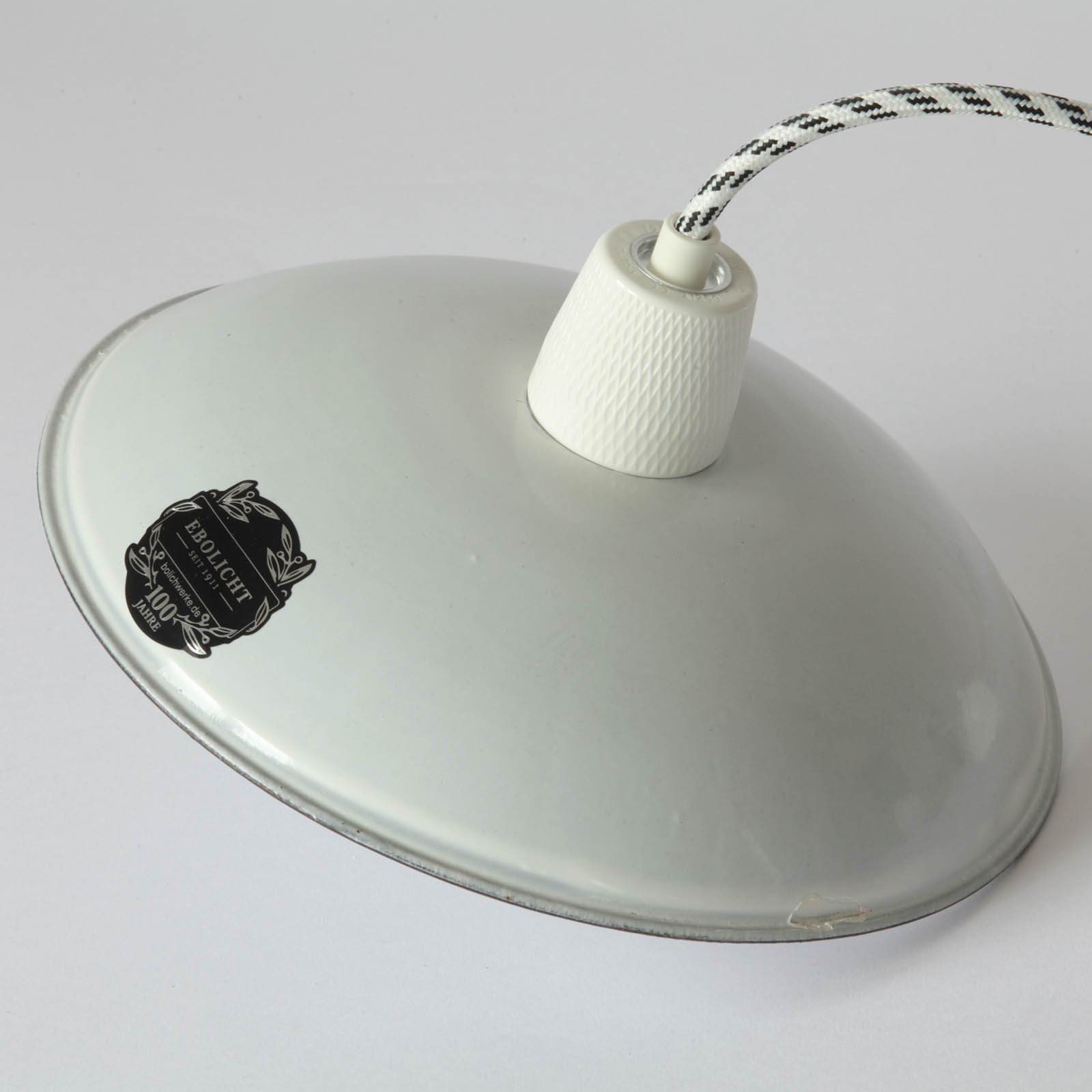 Fig. 4: Die emaillierten Schirme sind Einzelstücke mit Gebrauchs- und Lagerspuren Unique Pieces with Antique Enamel Shades: Pendant Lamp 240 mm: Die emaillierten Schirme sind Einzelstücke mit Gebrauchs- und Lagerspuren