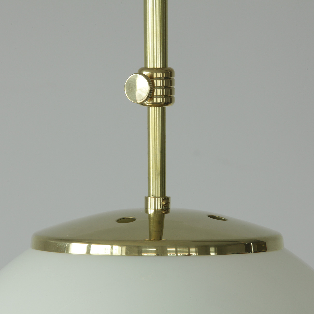 Kugelglas-Hängeleuchte an Pendelrohr (Ø 30 cm, Messing poliert): „Mönchskappe“ und Einstellschraube, hier Messing hochglanz poliert