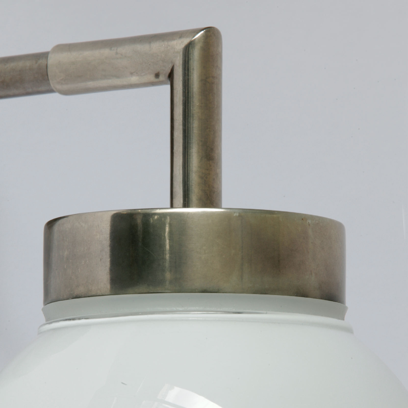 Kleine Kugel-Wandlampe, dank IP65 auch fürs Bad, Ø 15 cm: Messing alt-silbern patiniert, opales Glas