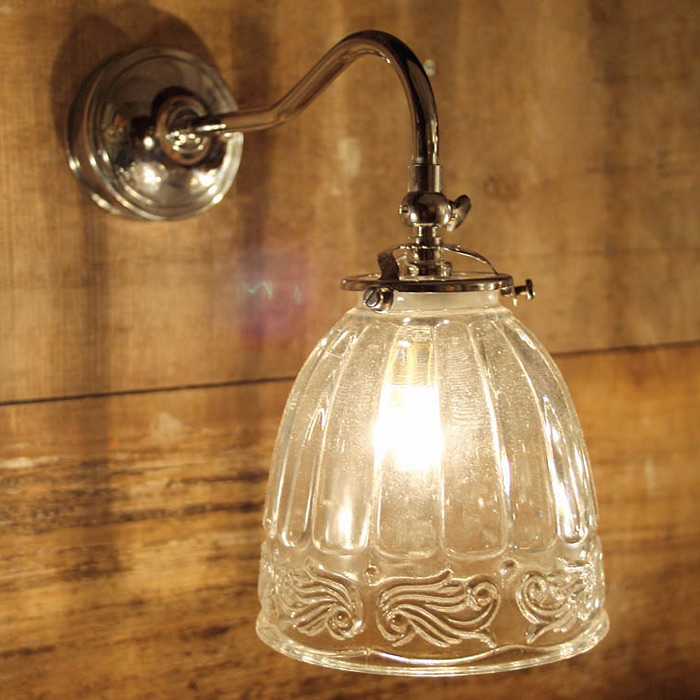 Zierliche Glas-Wandlampe am geschwungenen Arm – Casa Lumi