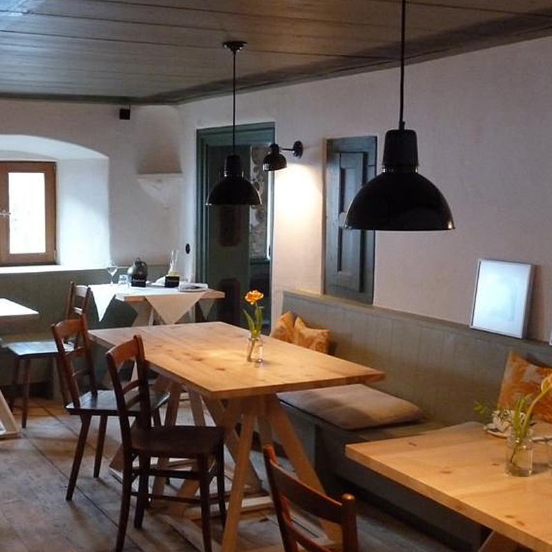 Bild 10: Anwendungsbeispiel der Leuchte aus unseren Projekt Sanatorium Tannerhof, Bayrischzell KÖLN Fabrik-Hängeleuchte mit Halbkugel-Blechschirm: Anwendungsbeispiel der Leuchte aus unseren Projekt Sanatorium Tannerhof, Bayrischzell