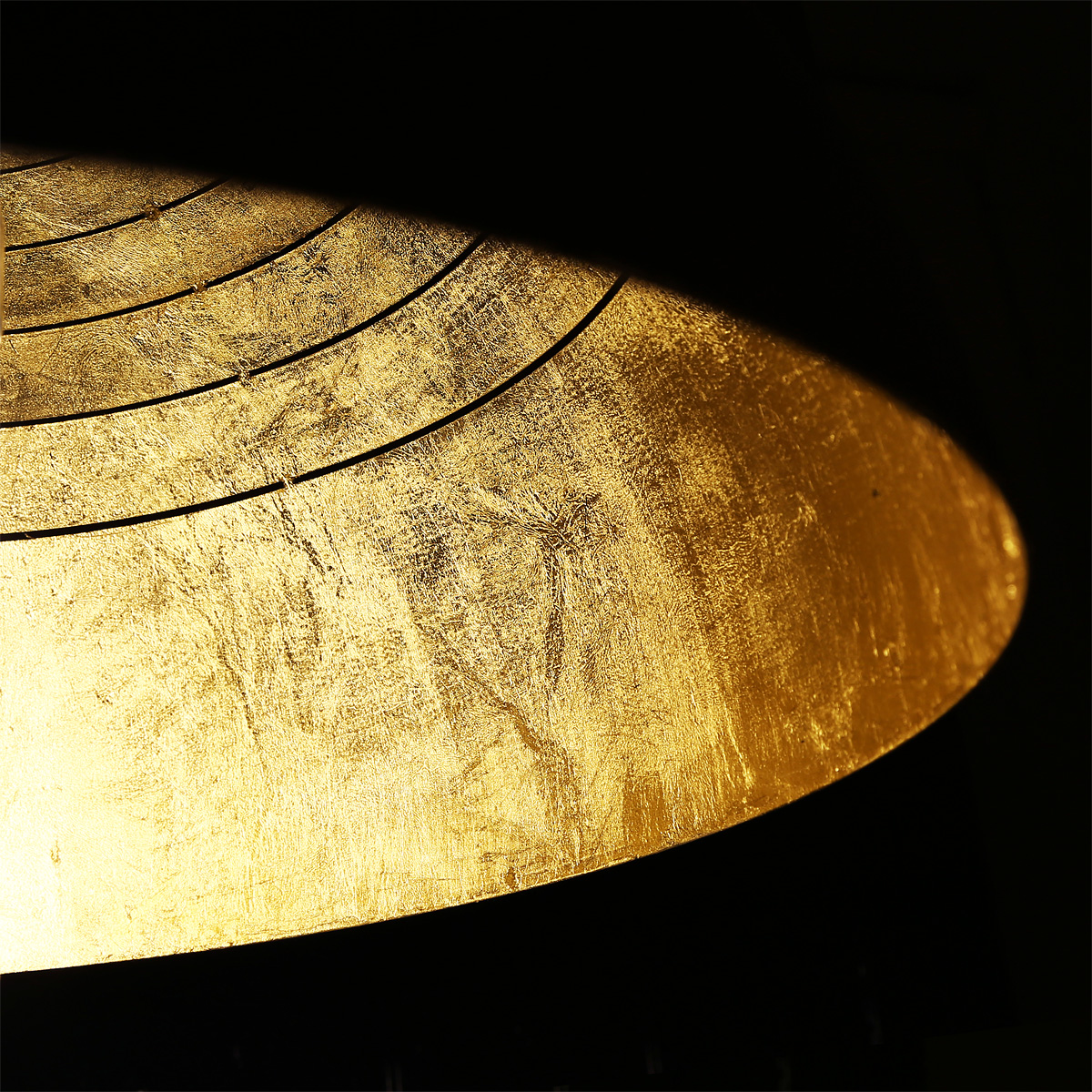 Große Halbkugel-Hängelampe mit Öffnungen, innen vergoldet, Ø 40 cm: mit Blattgold überzogene Innenseite