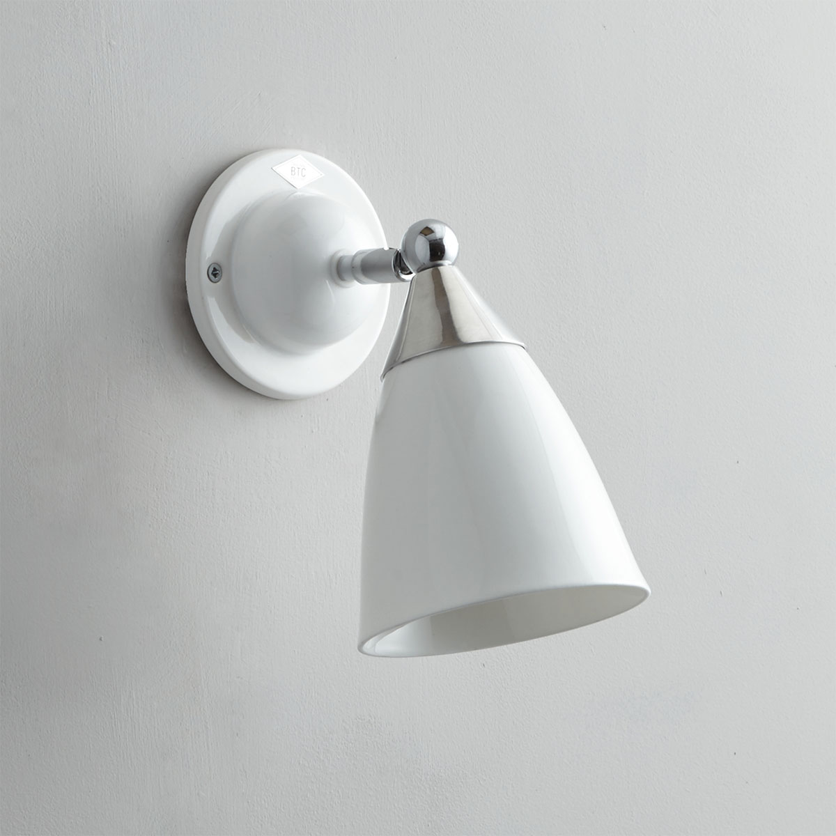 Verstellbare Art Déco-Wandlampe mit Porzellan-Schirm: Version ohne Schalter