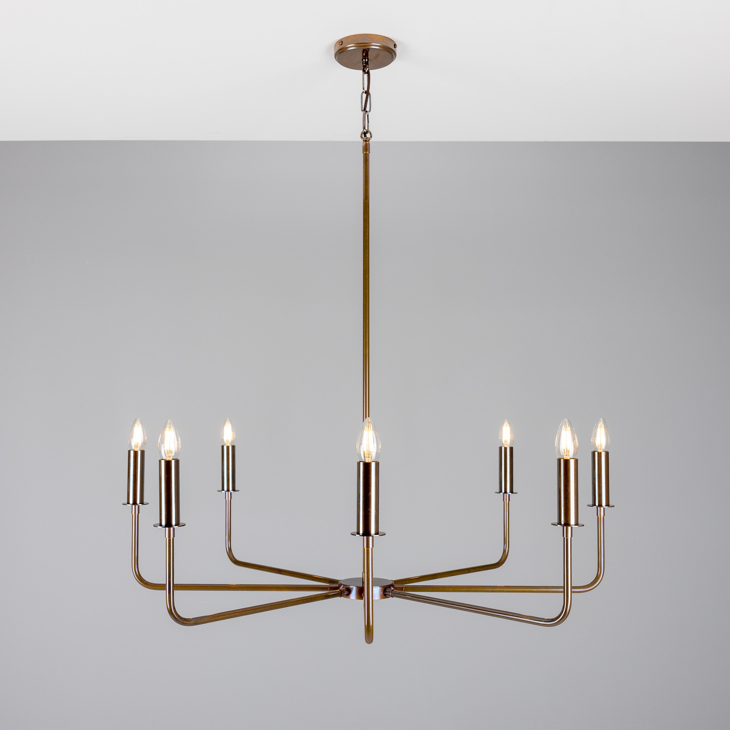 Modern Eight-Light Chandelier: Alt-Messing patiniert