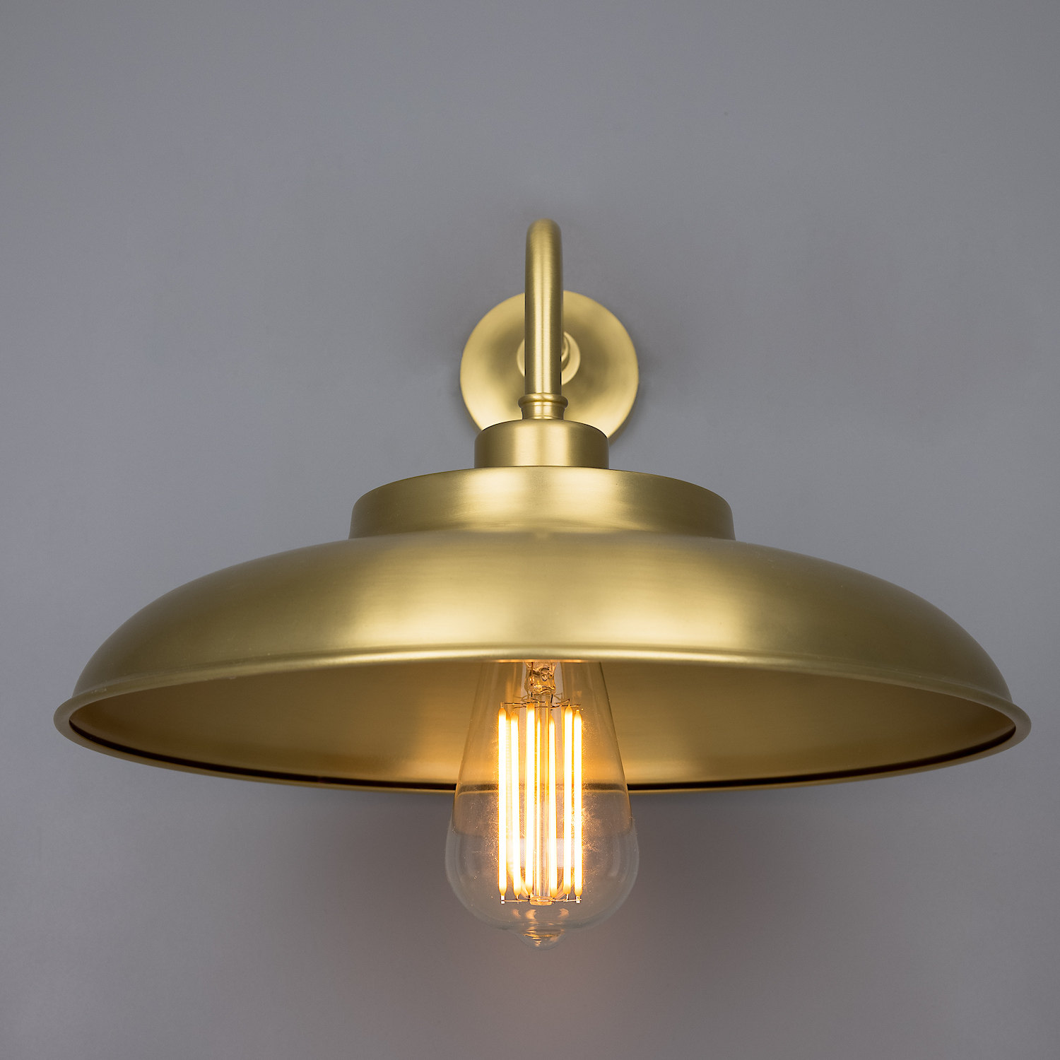 Nostalgische Industrie-Wandleuchte mit flachem Messing-Schirm: Messing satiniert