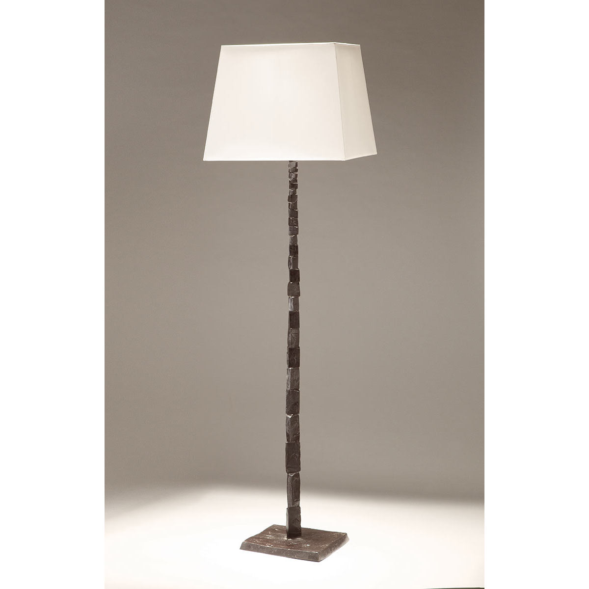 Kunstvolle Bronzeguss-Stehleuchte FRAGILE mit Textilschirm Kunstvolle Bronzeguss-Stehleuchte FRAGILE mit Textilschirm